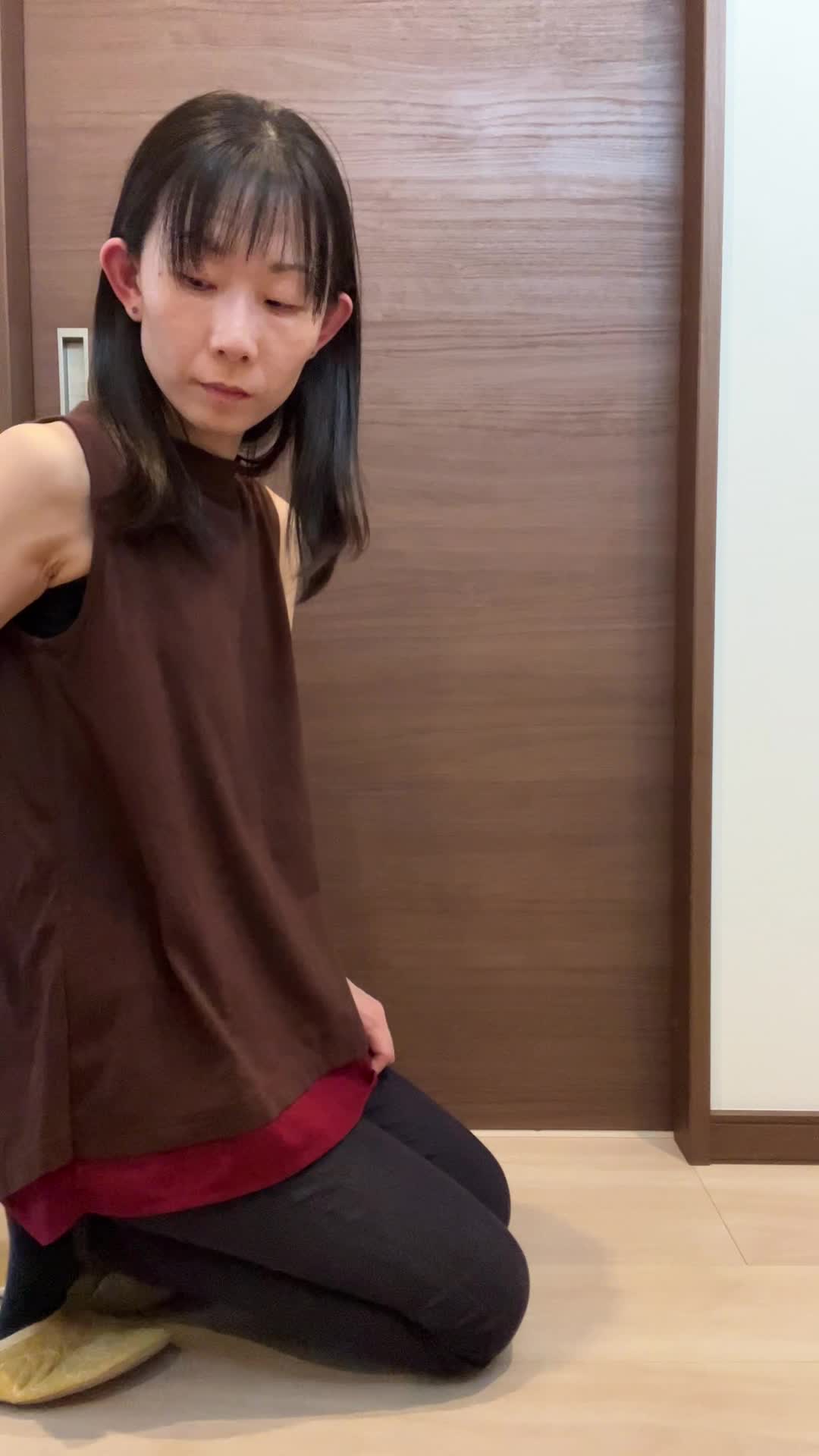 床にペットボトルを並べて、「これで筋トレグッズ完璧！」と微笑む表情