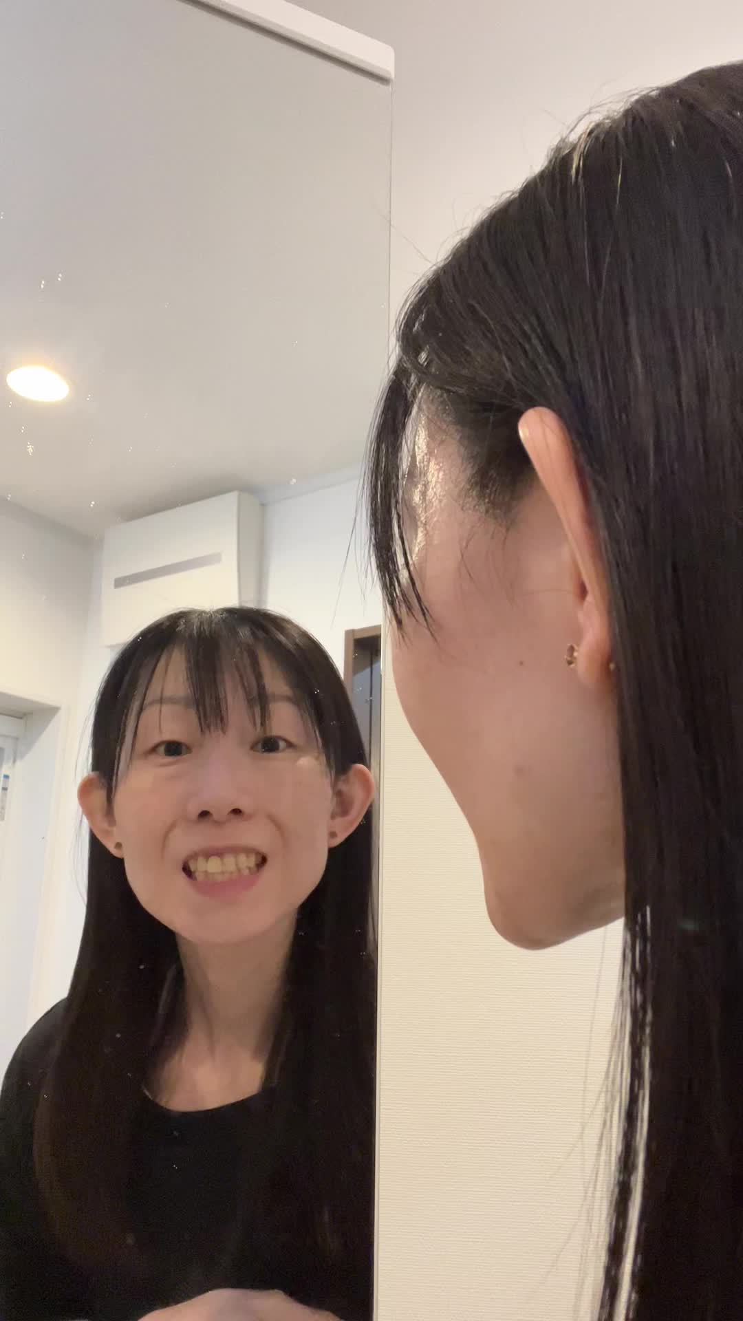 鏡の前で口元を手で隠しながら「どうしよう…」と困った表情をする