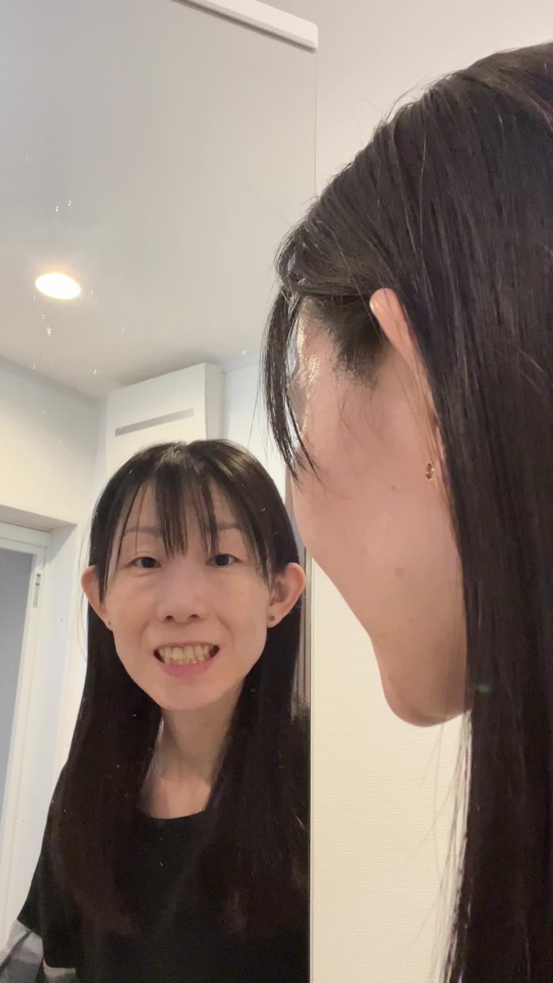 鏡を覗き込みながら「どうやったらこうなるの？」と考えるポーズ