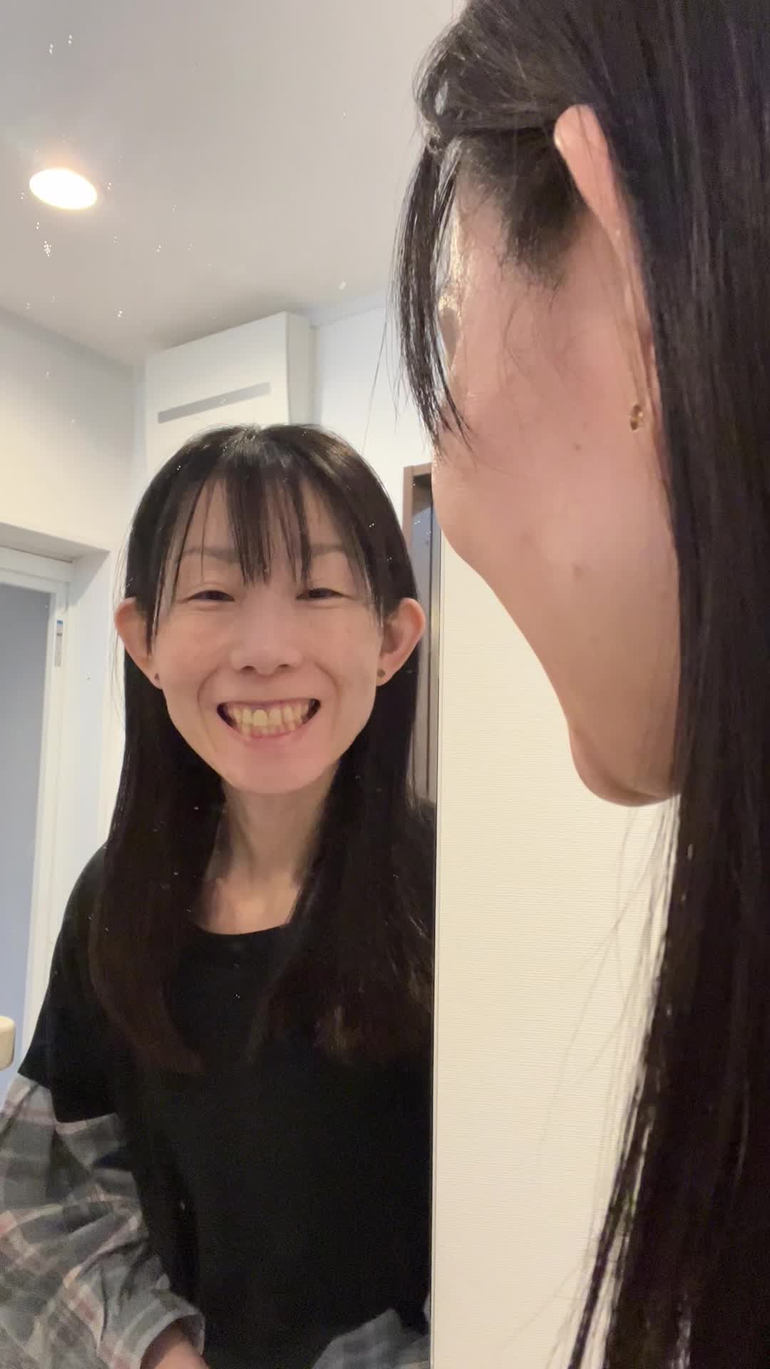 鏡の前で、歯を強調するように大きな笑顔を作り「これが理想！」と指を差す