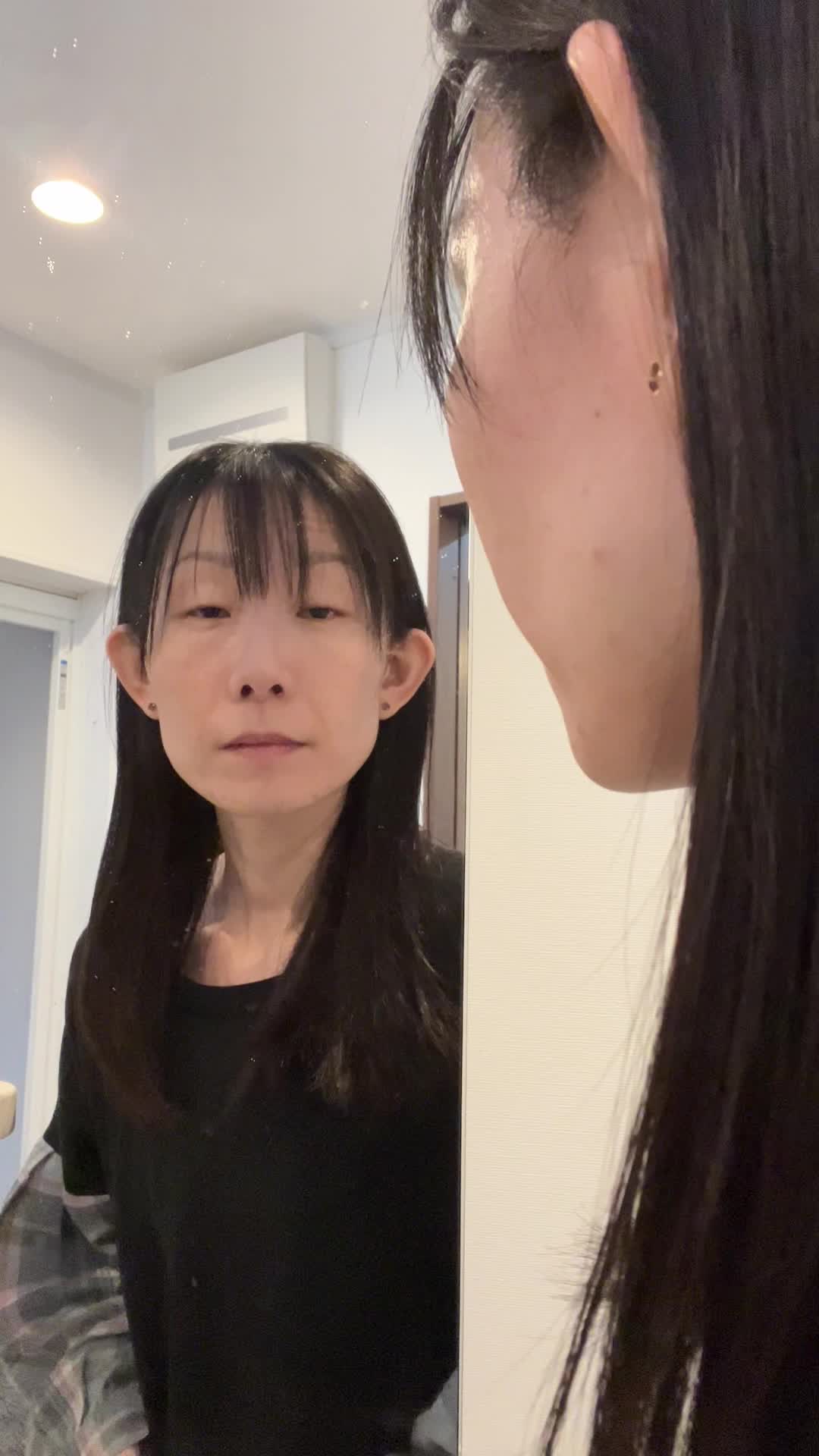 鏡越しに「輝きが足りないかも…？」と眉をひそめて考える動作