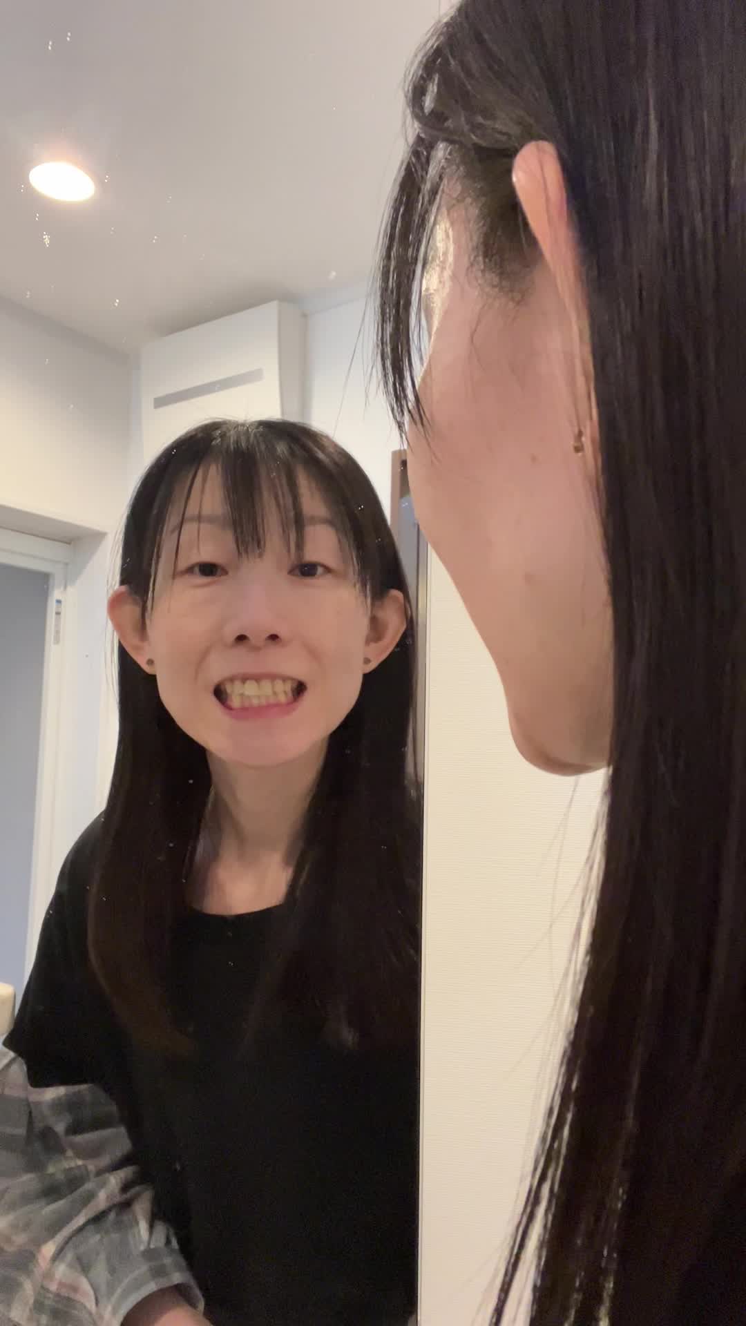 鏡を見ながら「これが白くなったら…」と空想して嬉しそうに笑う顔