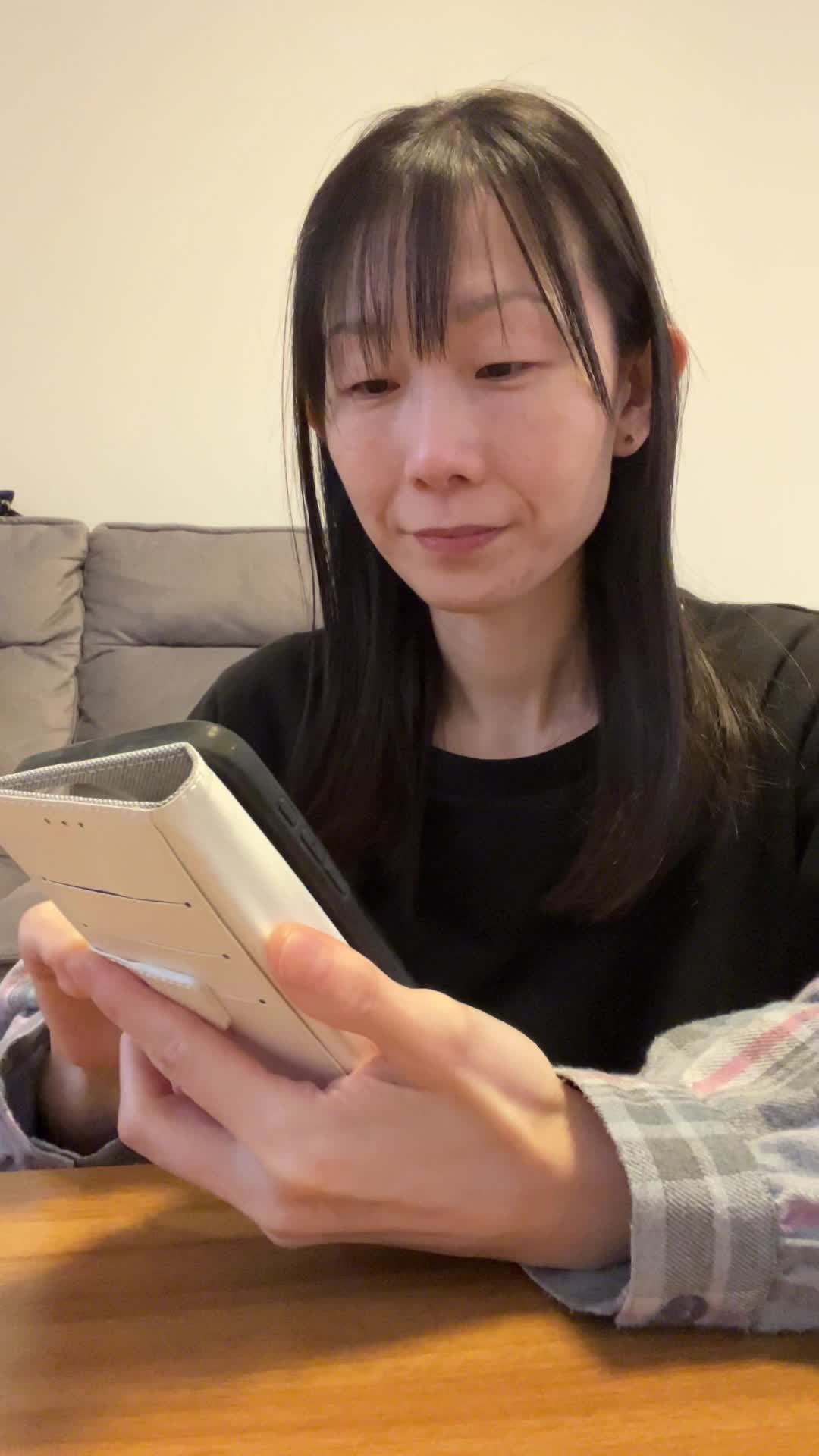 スマホで「ホワイトニング 方法」を検索して微笑む表情