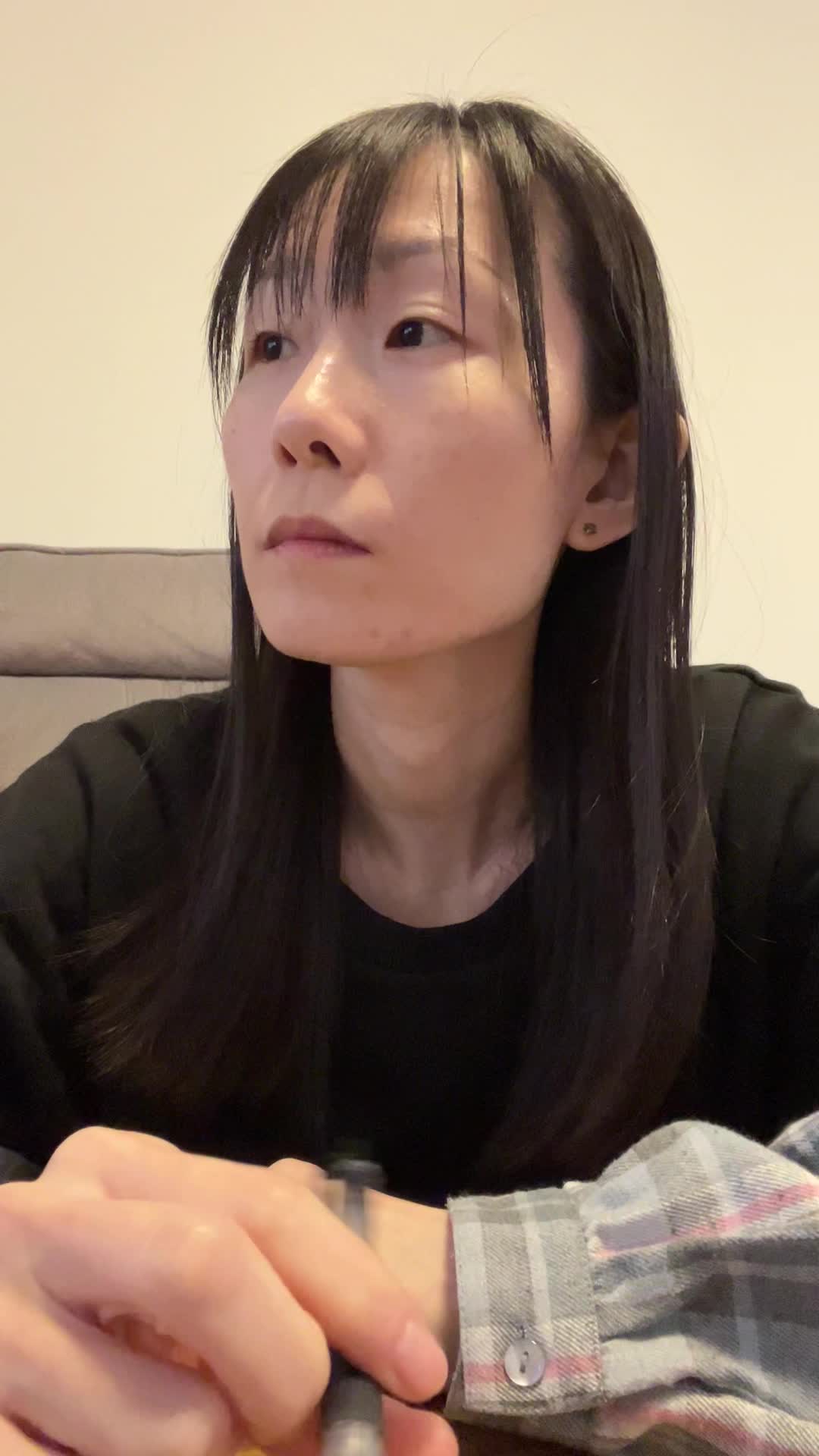 ペンを回しながら「ホワイトニングって高いのかな？」と悩む動作
