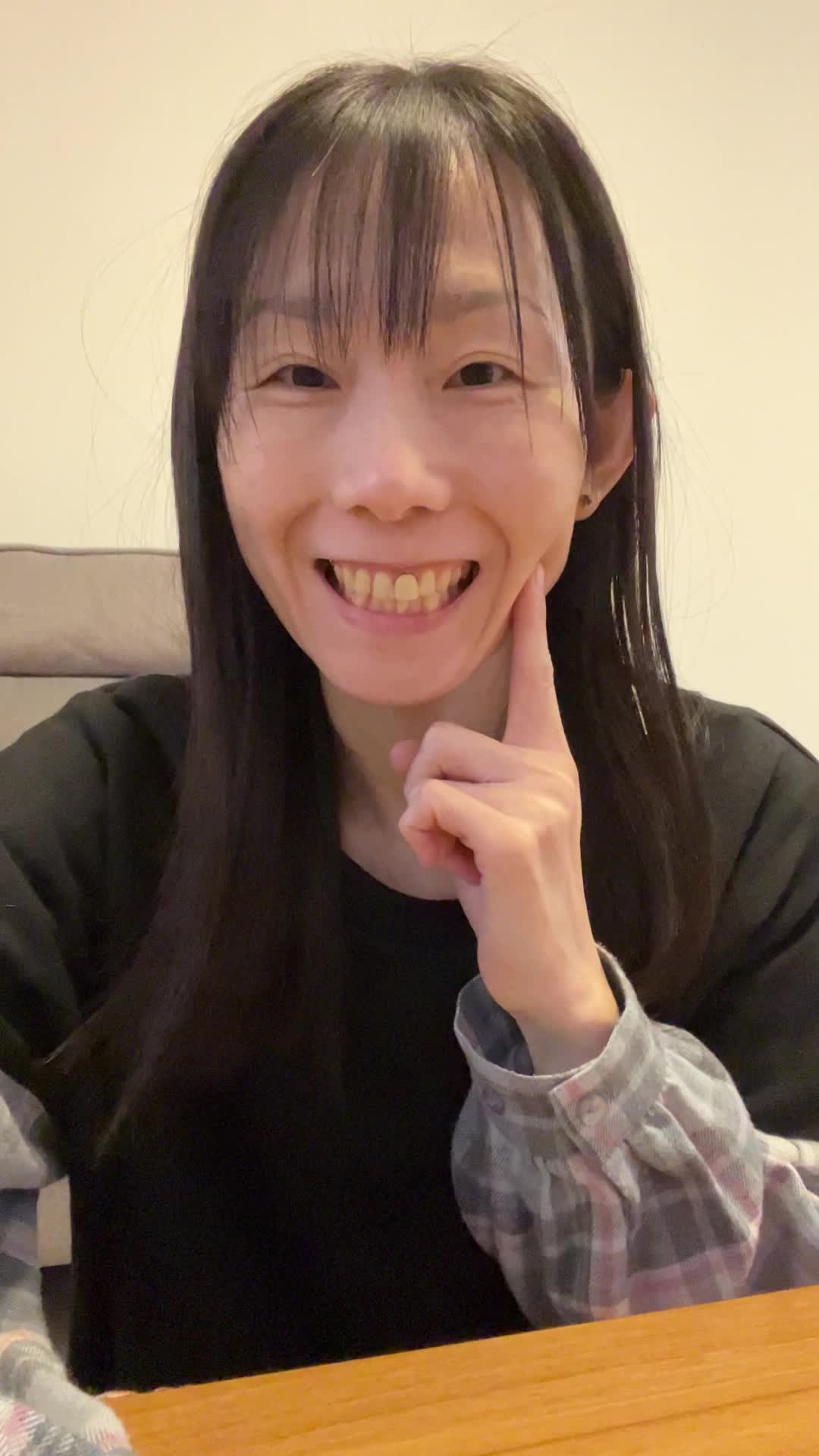 笑顔を作り、「こんな笑顔になりたい」と指で歯を指す仕草