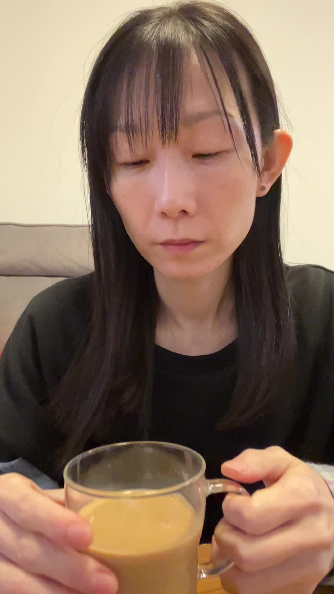 カップを持ち、「コーヒーが歯に悪いって本当かな？」と考える動作