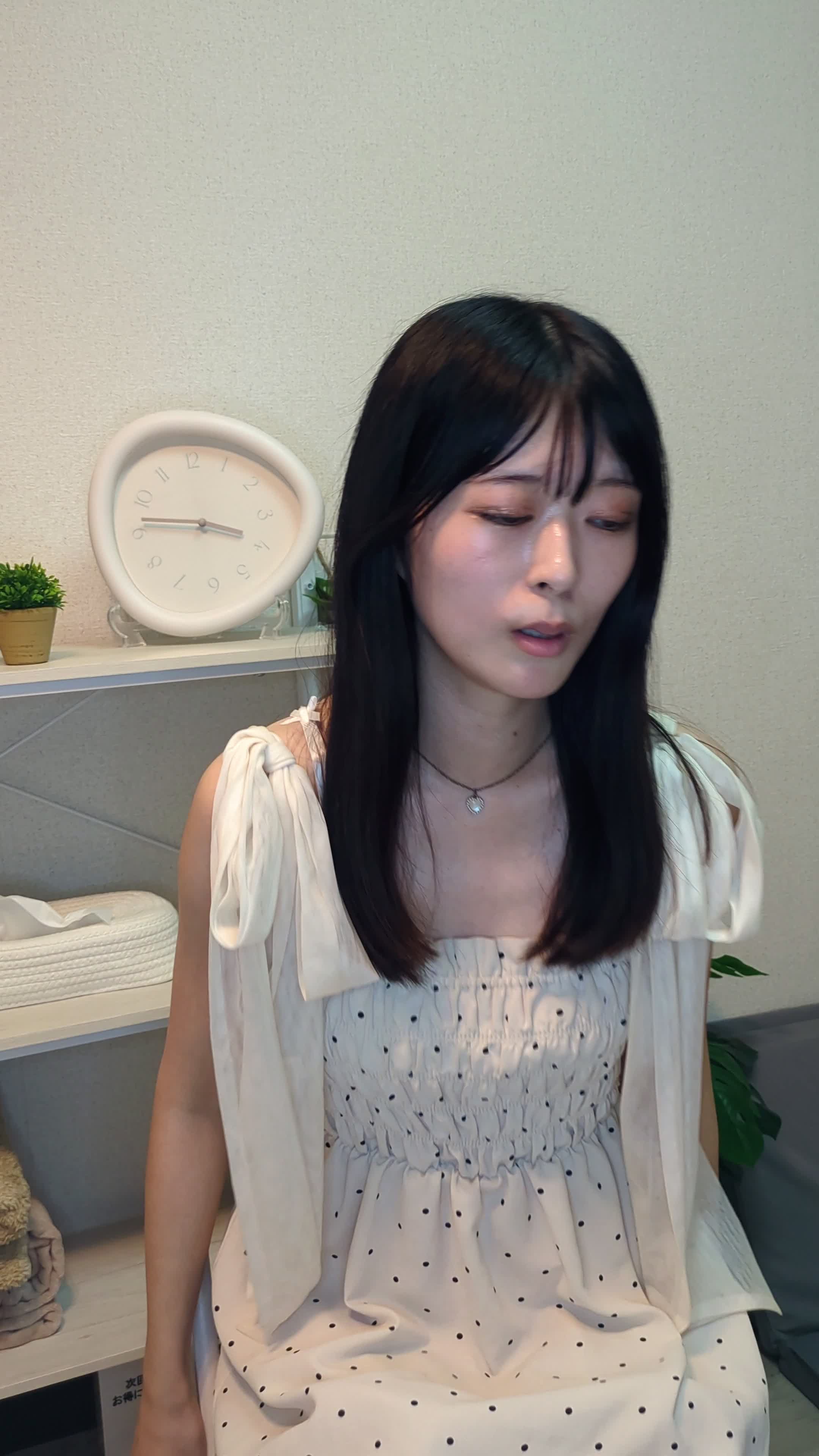 椅子に座り直し、両手で顔を軽くマッサージしている仕草をする