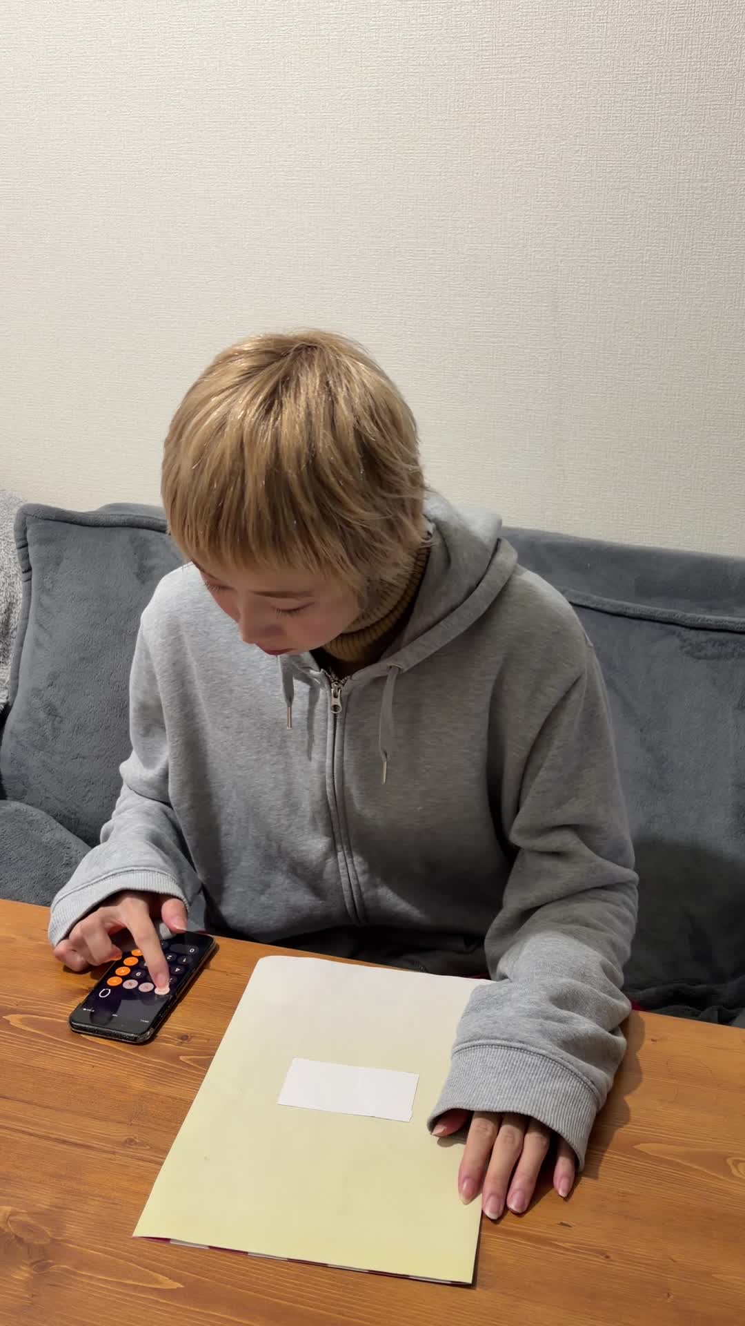 テーブルで電卓を叩きながら、「この金額なら次のローンもいけるかも」と計算する様子