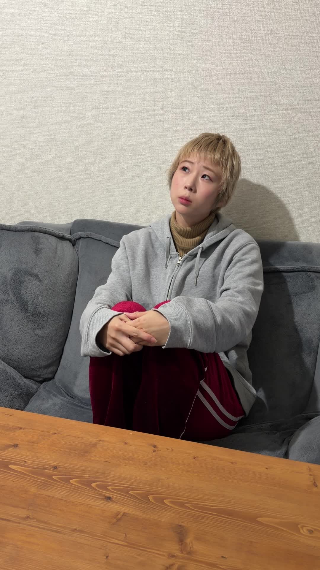 ソファに深く腰掛け、「査定額を上げるためのコツって？」と考え込む姿