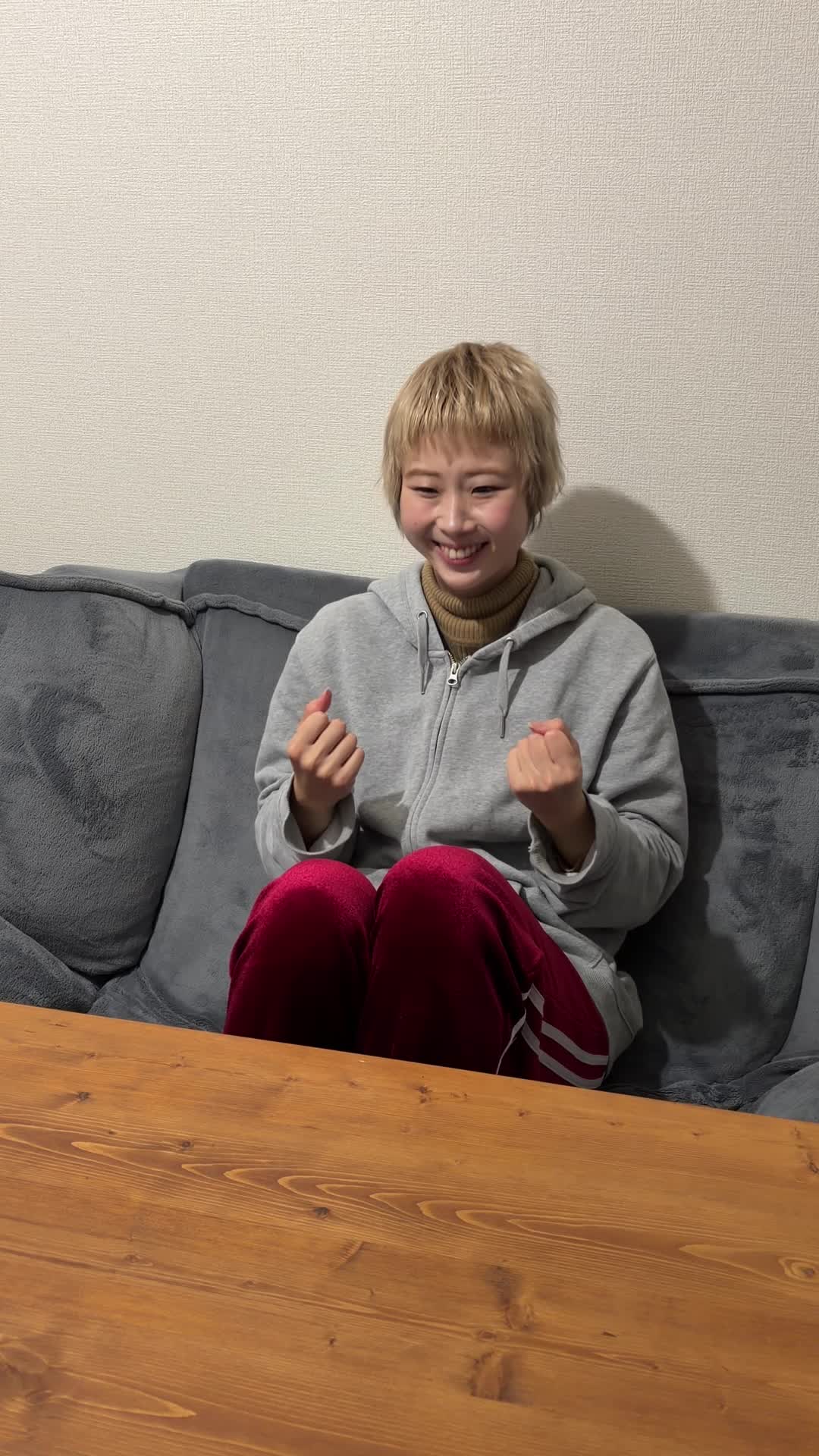 椅子に浅く座り、「これでいける！」と意気込む表情
