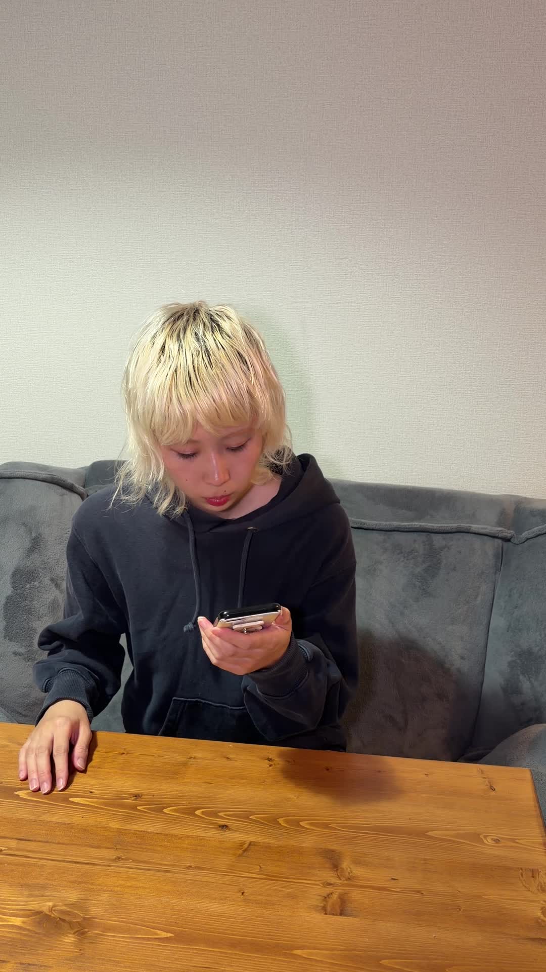 スマホで面接のスケジュールを確認している