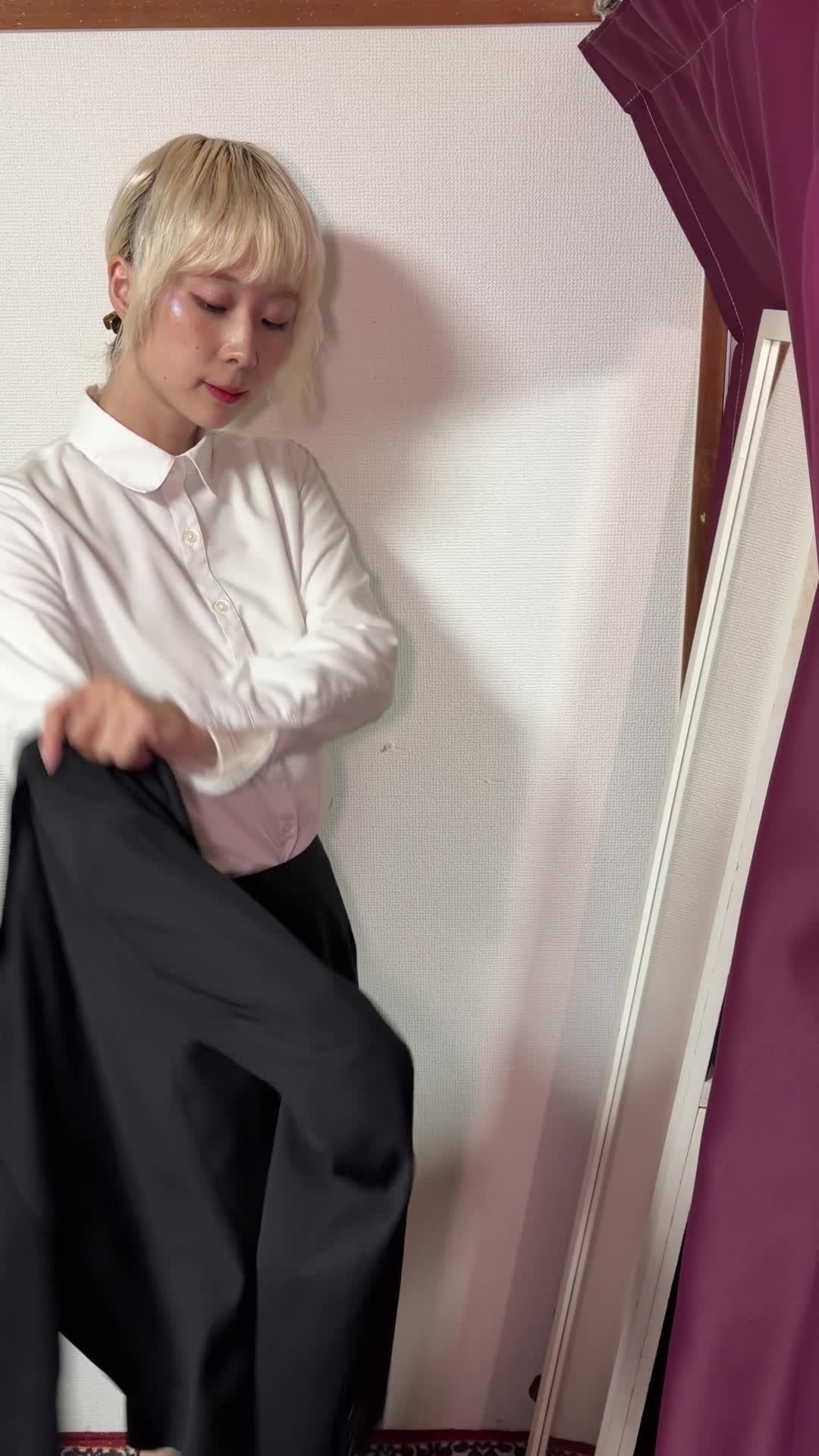 鏡の前でジャケットを着る練習をしている