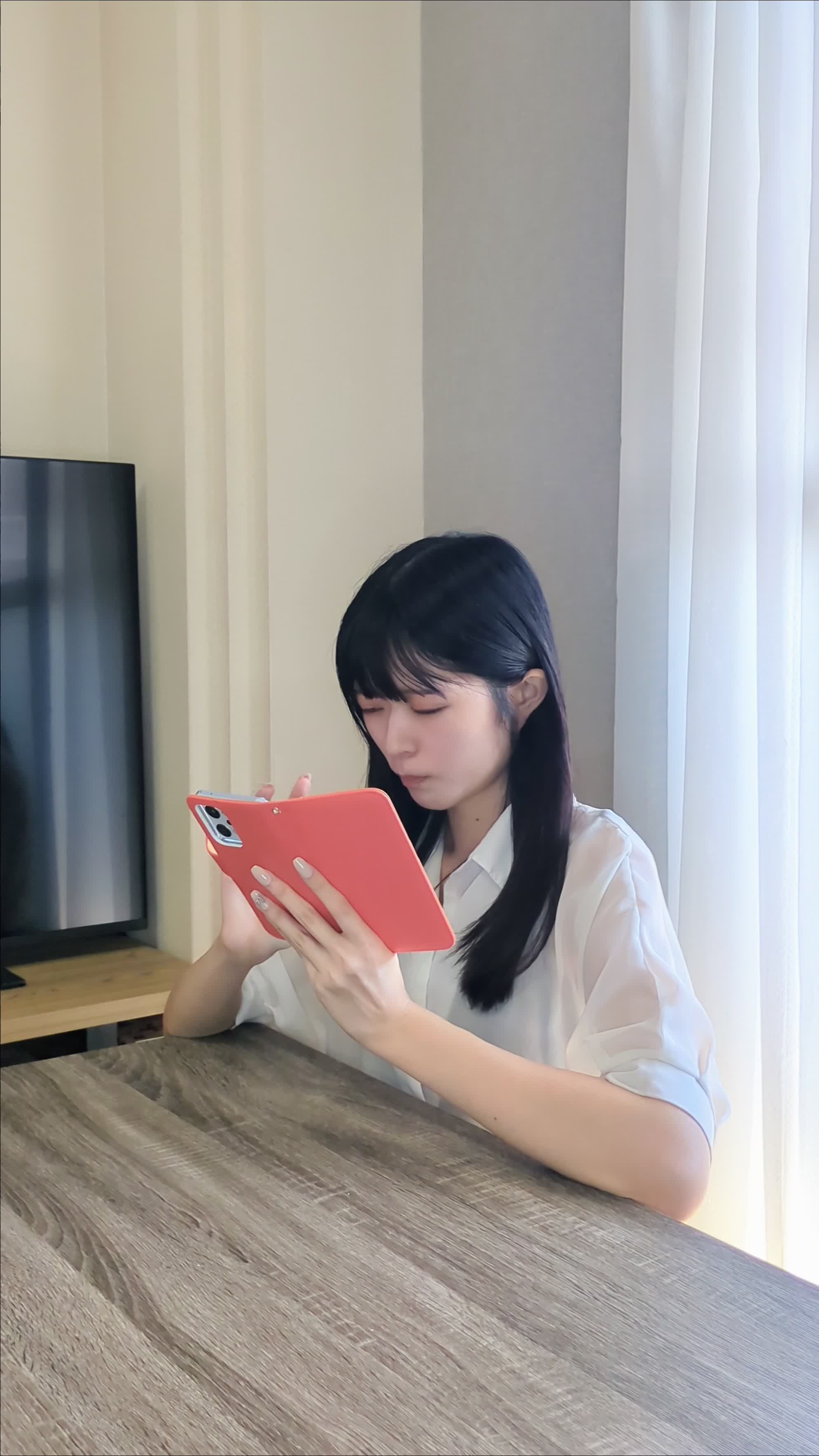 スマホで求人情報を熱心にチェックしている