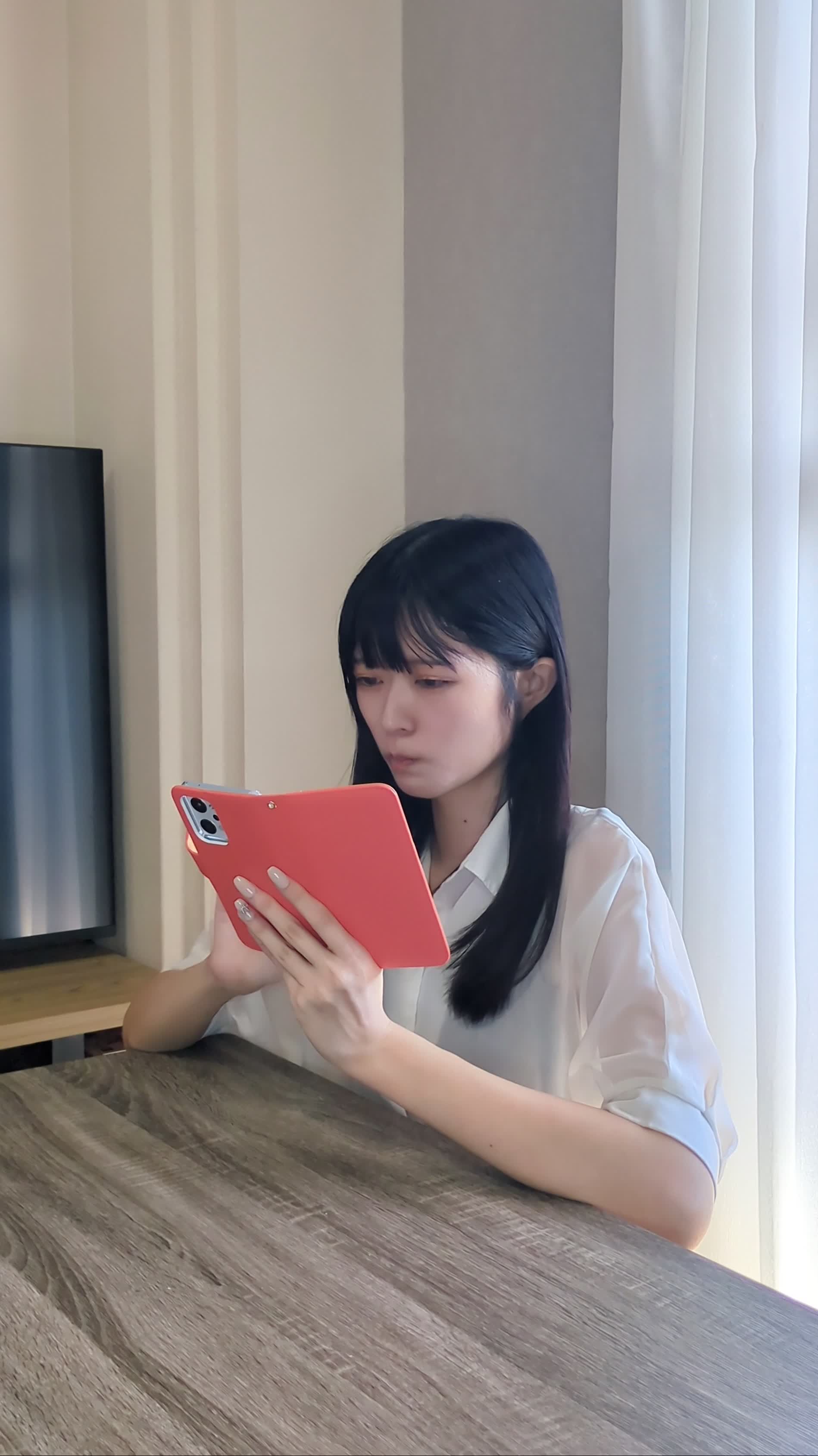スマホで面接のスケジュールを確認している