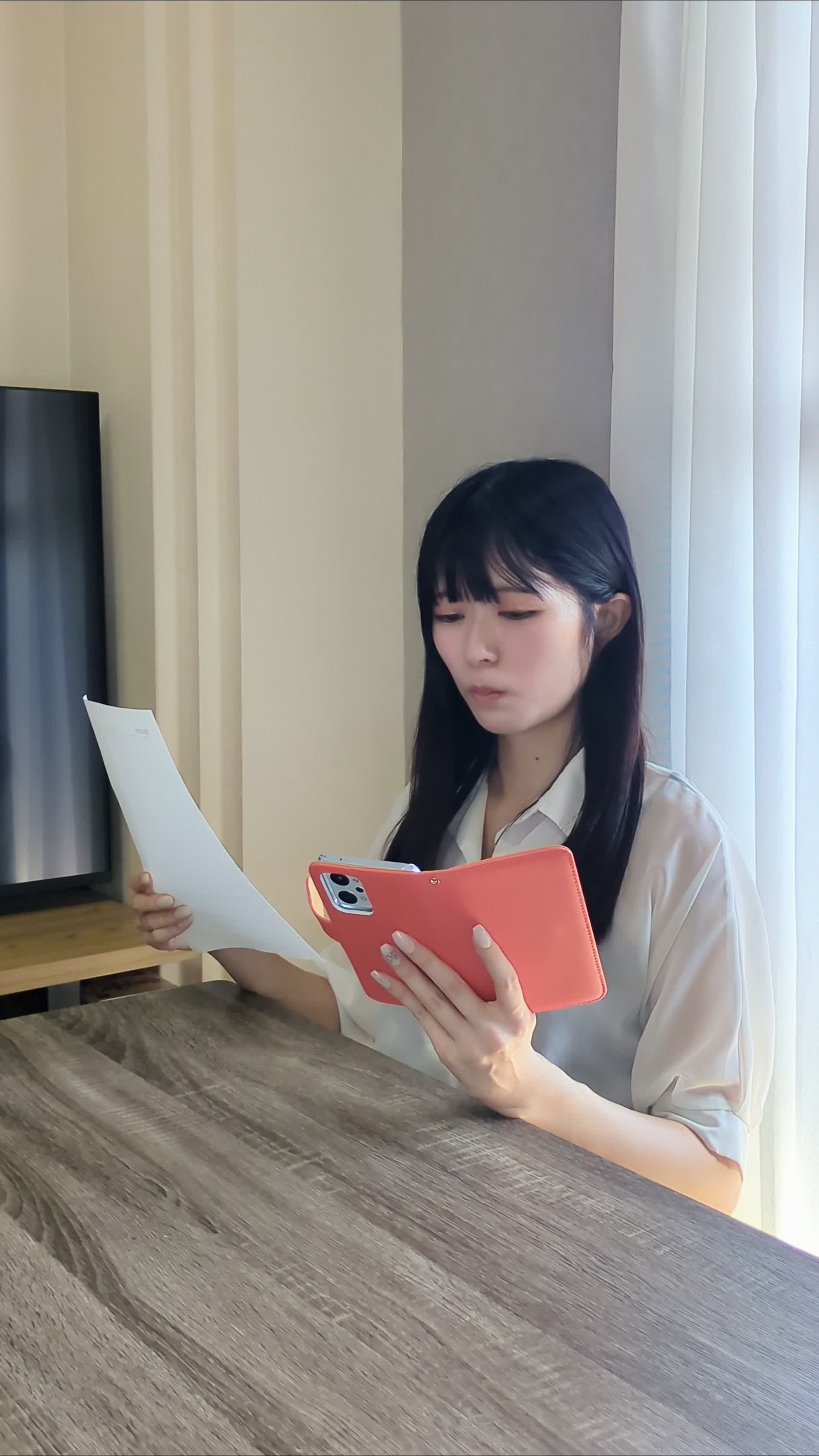 スマホと紙を見比べて面接場所の地図を確認している様子