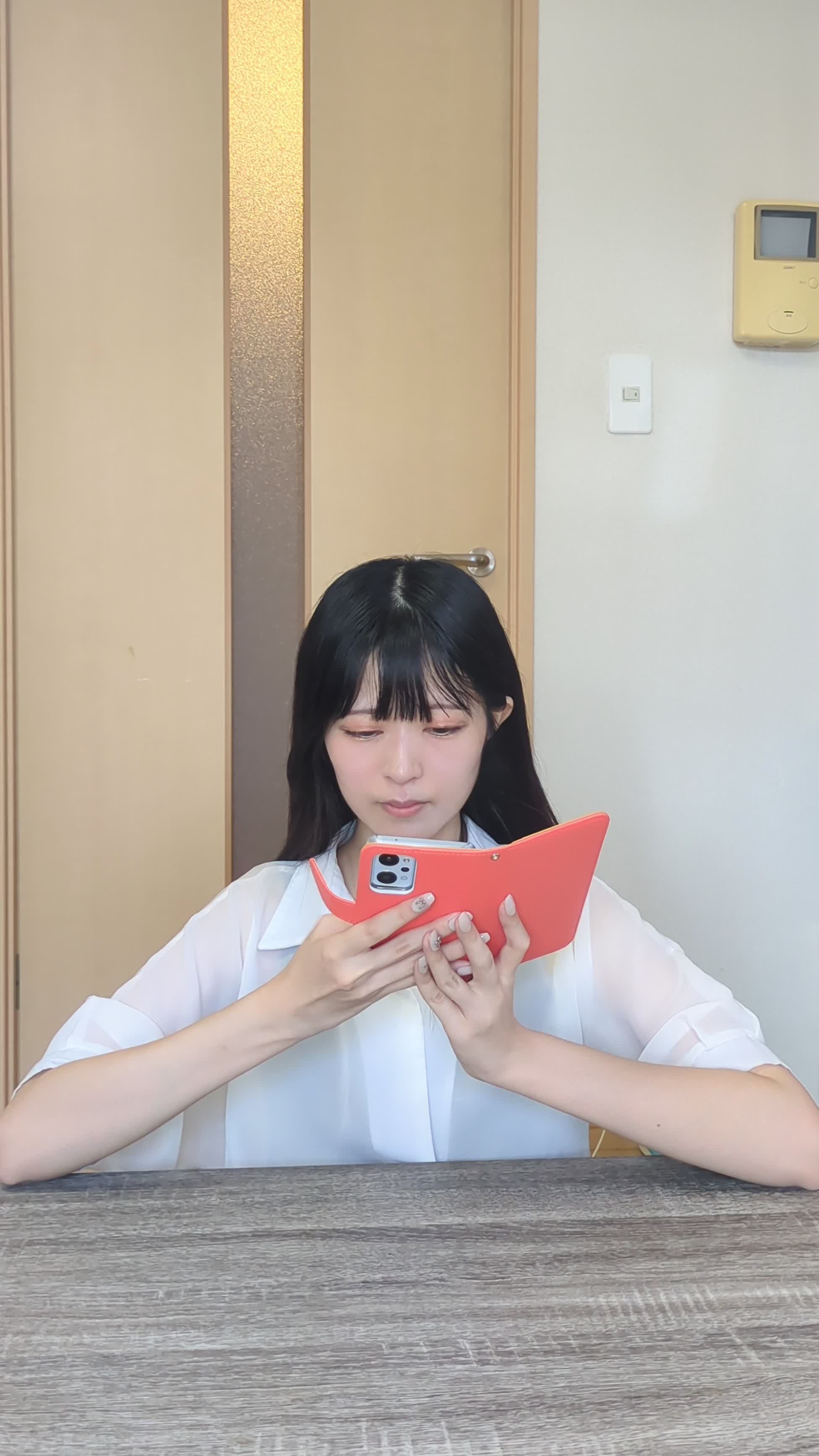 スマホで友人とメッセージをやり取りしている