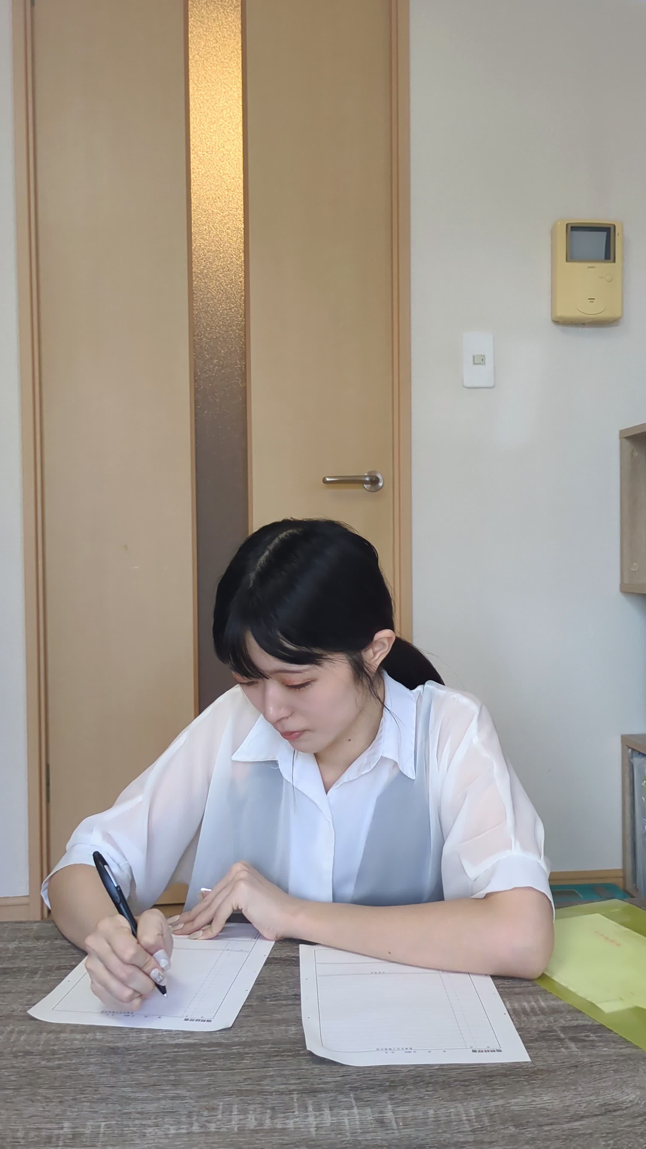 テーブルに広げたメモに職務経歴を書き込んでいる