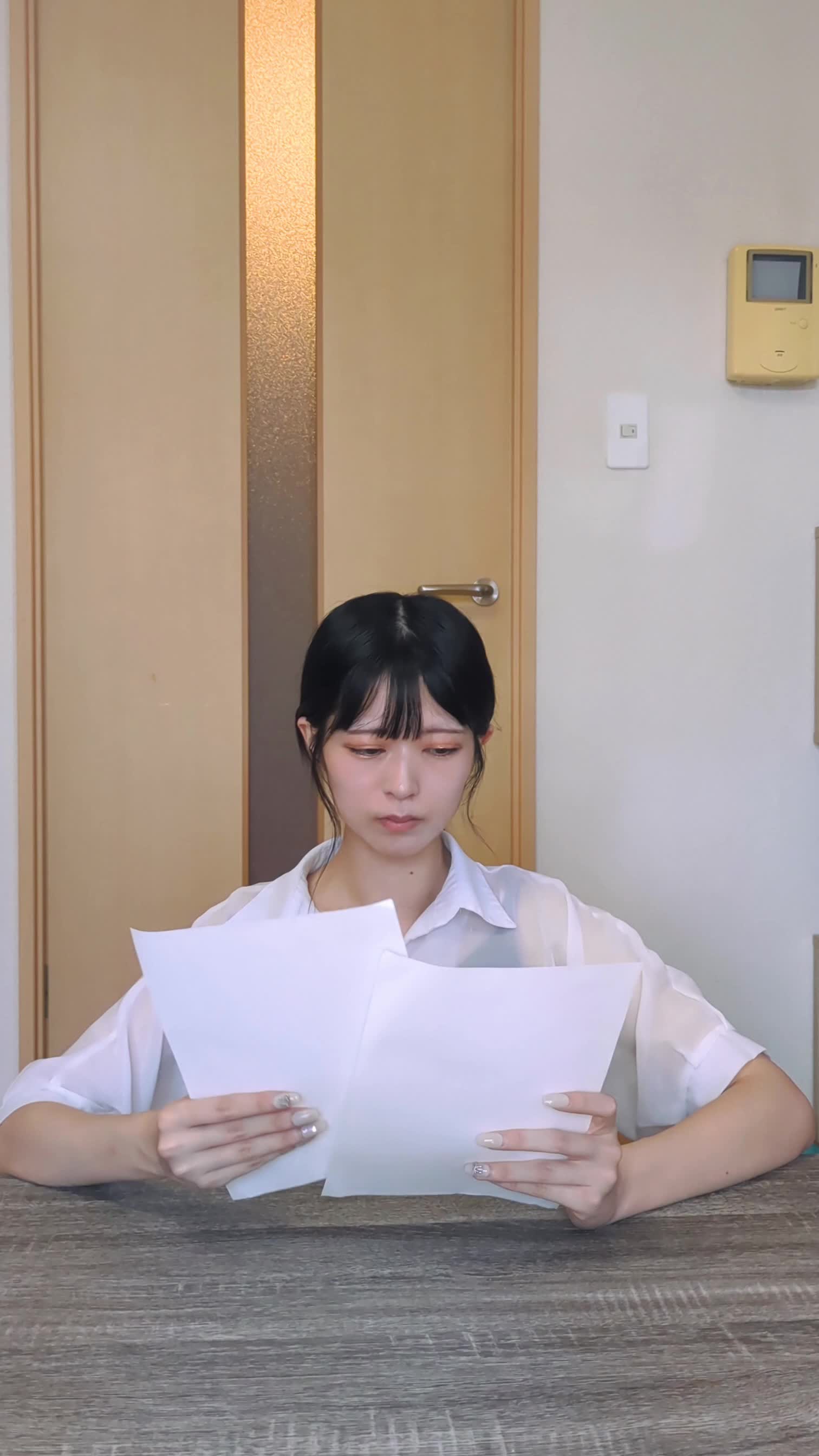 テーブルに肘をつき、真剣な表情で応募先をリストアップしている