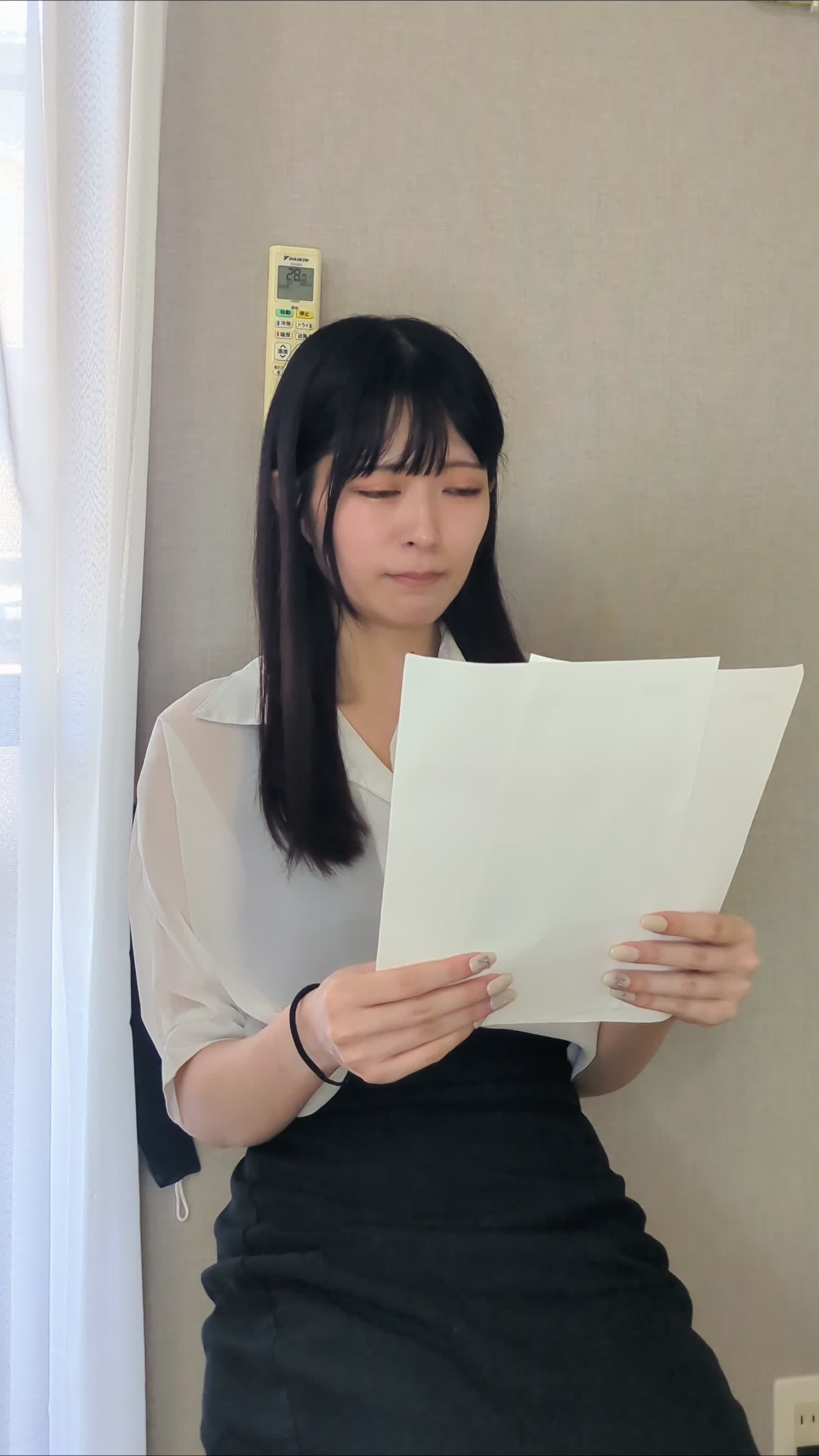 書類を手に取り、考え込むような表情を浮かべている