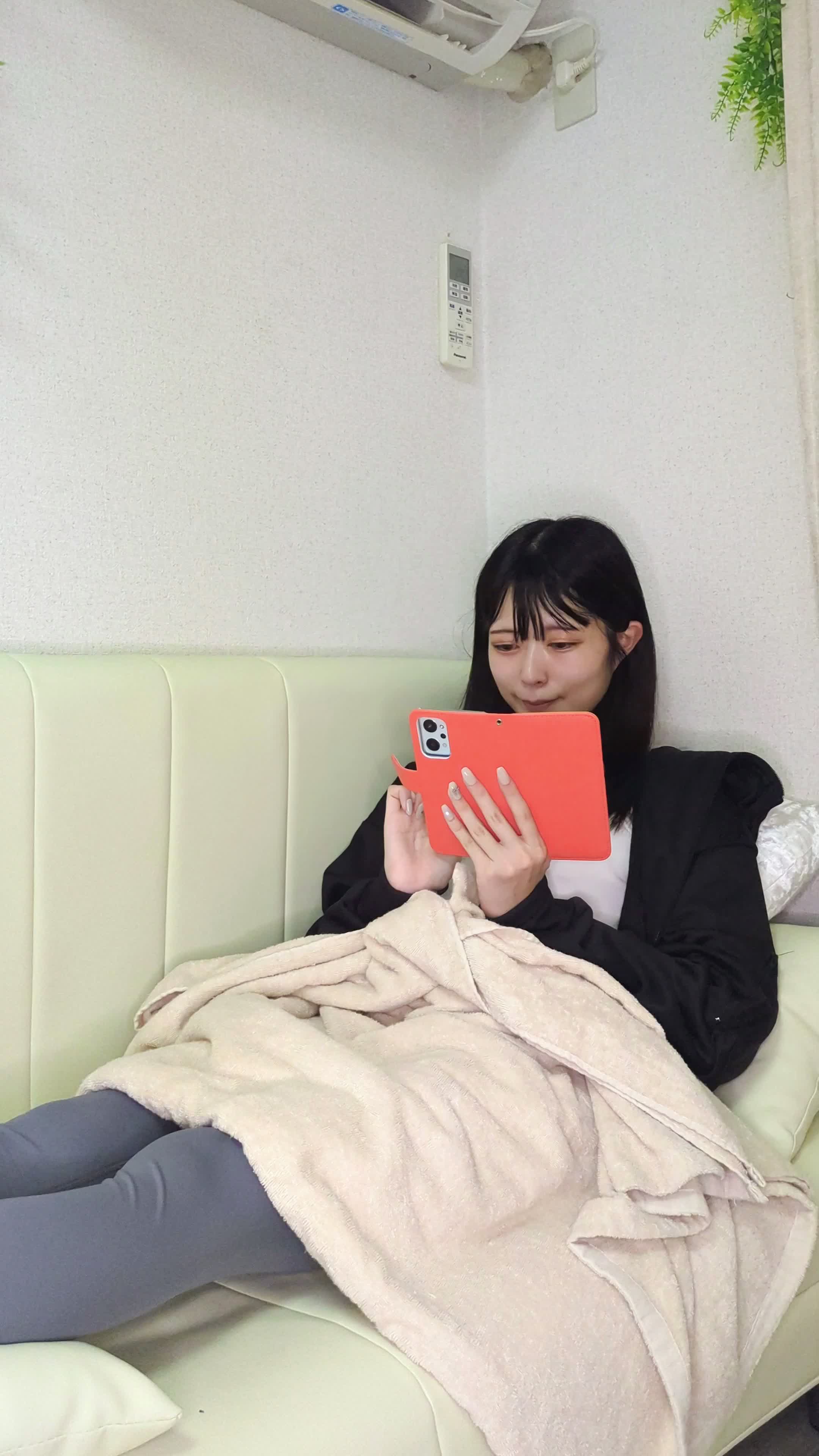 ソファでリラックスしながら企業のホームページを見ている