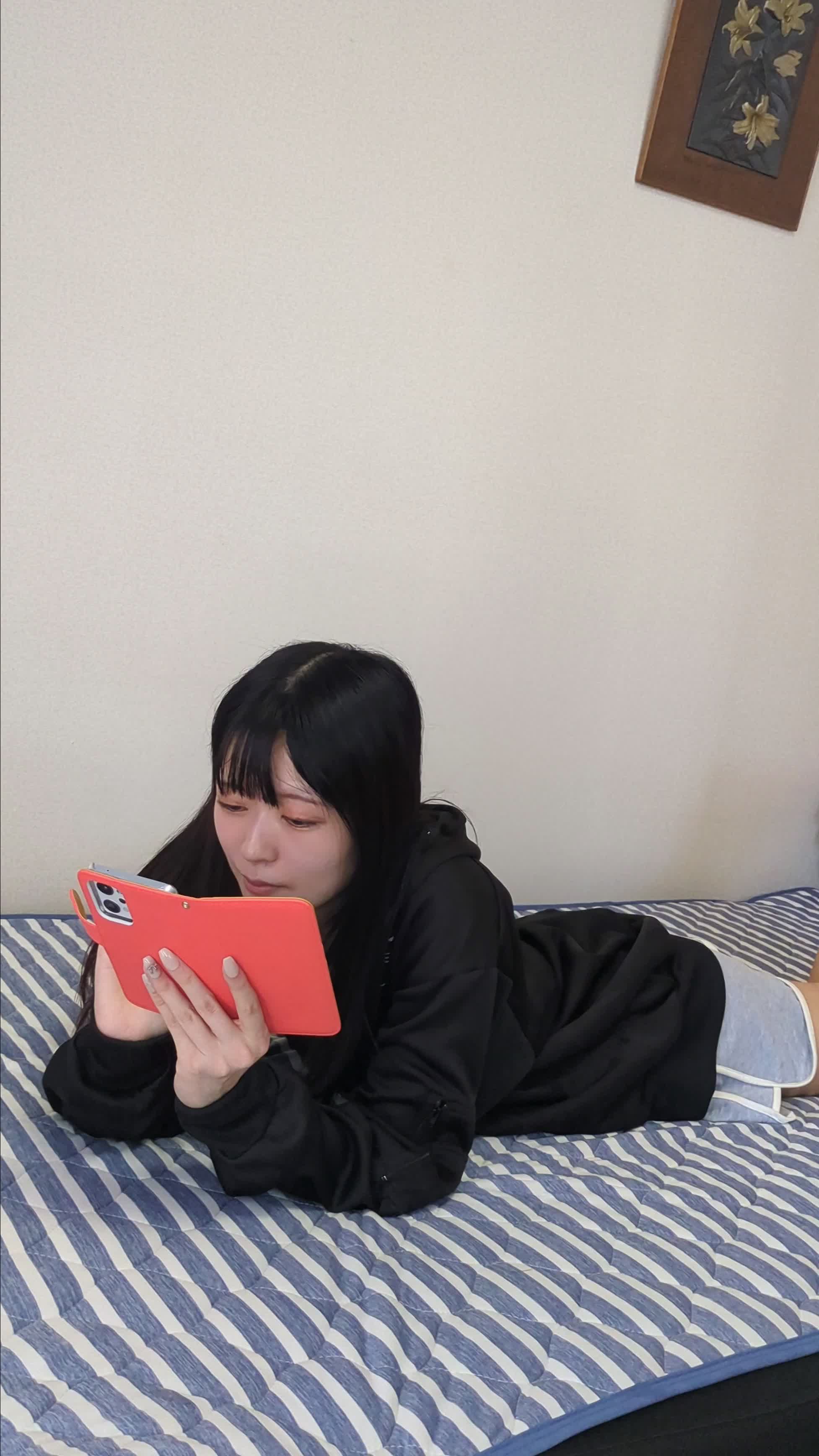 ベッドで横になり、スマホで転職サイトを閲覧している