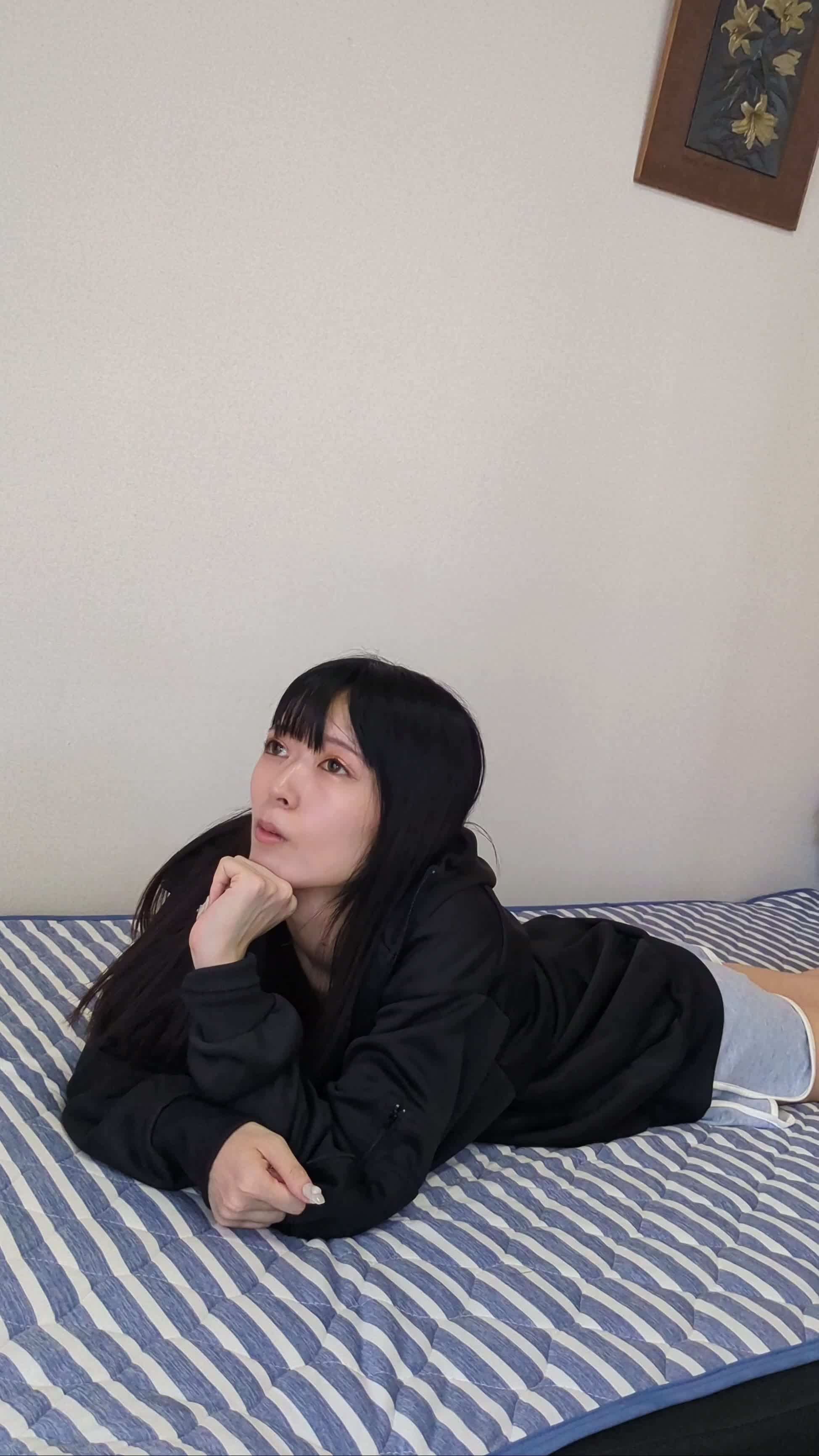 ベッドで寝転びながら、自分のキャリアプランを考えている