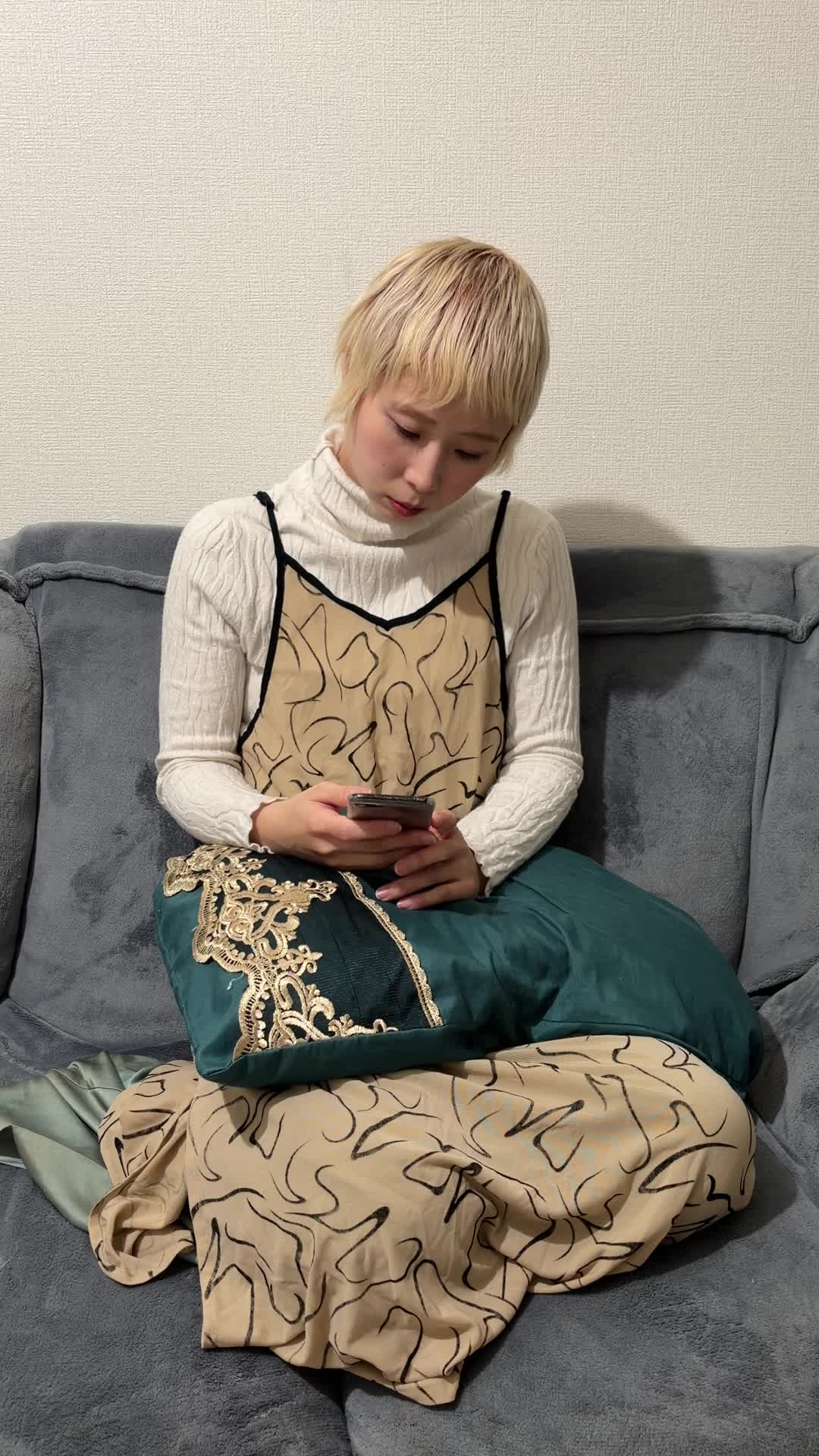 ソファで脱毛の体験談を読んで、「このチャンスを逃したらもったいない！」と焦る表情