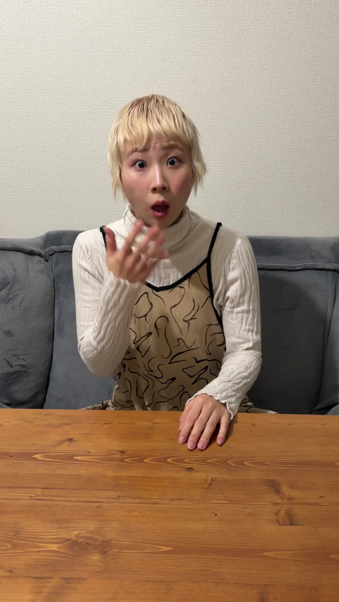 椅子に腰掛け、「この値段でツルツルになれるなんて！」と驚くリアクション