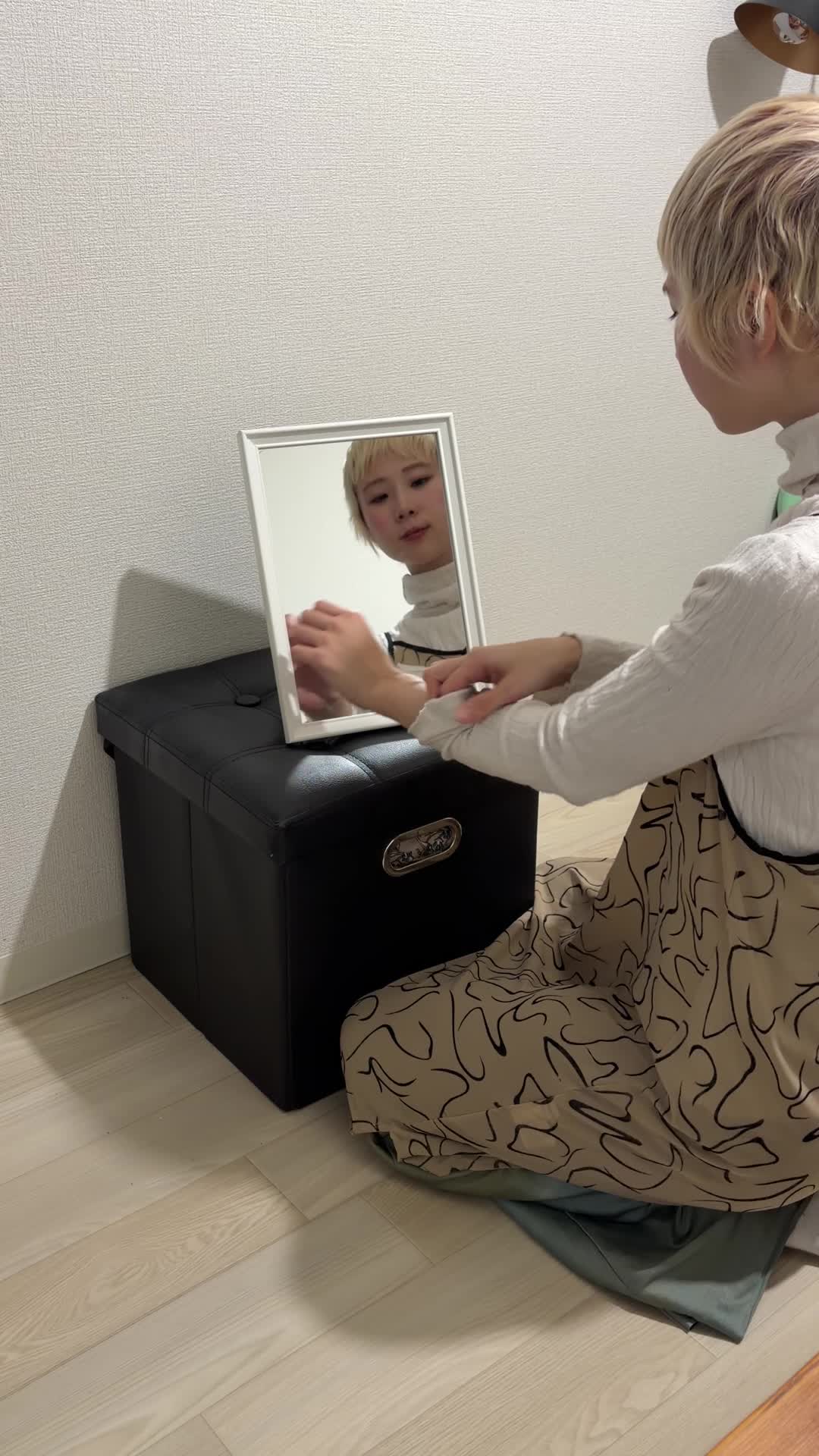 鏡越しに腕を撫でながら、「このチャンスに乗るしかない！」と決意の顔
