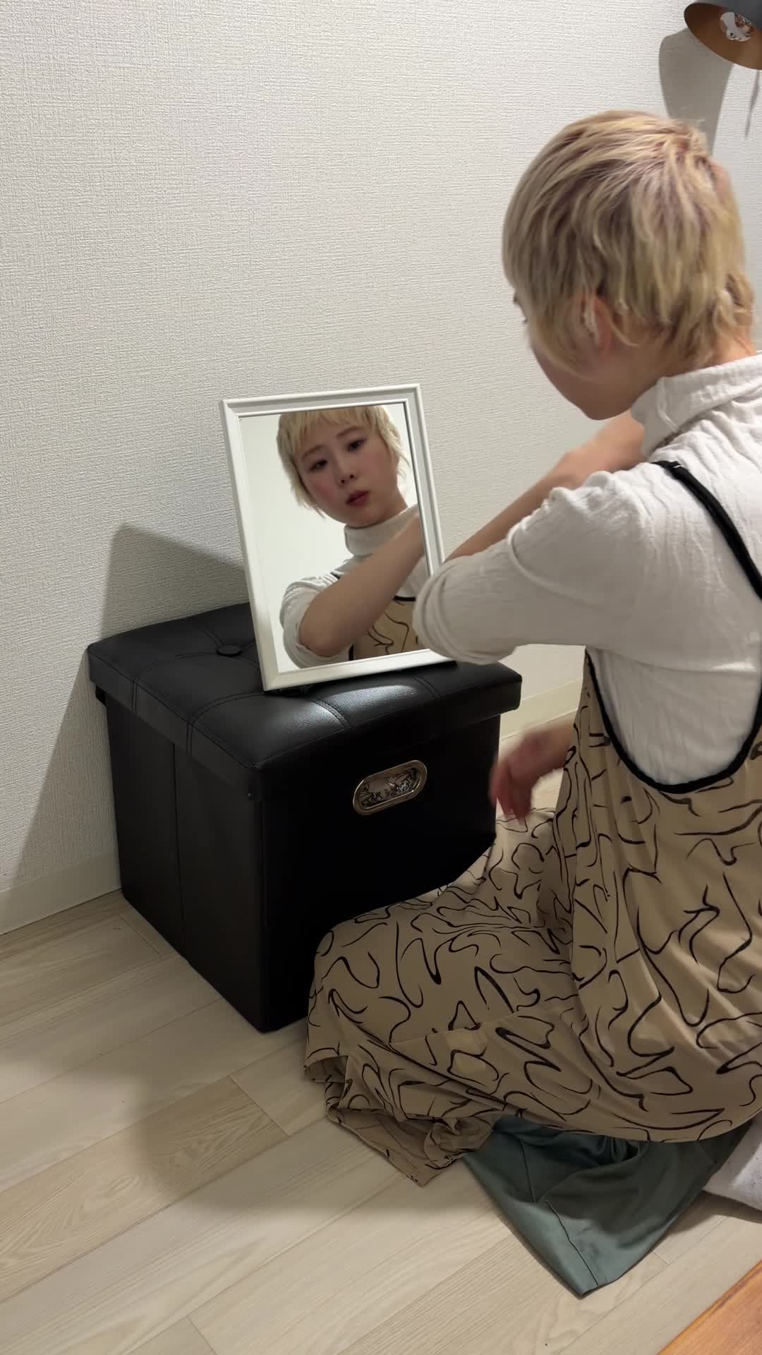 鏡の前で腕をじっと見つめ、「早くツルツルにしたい！」と焦る表情