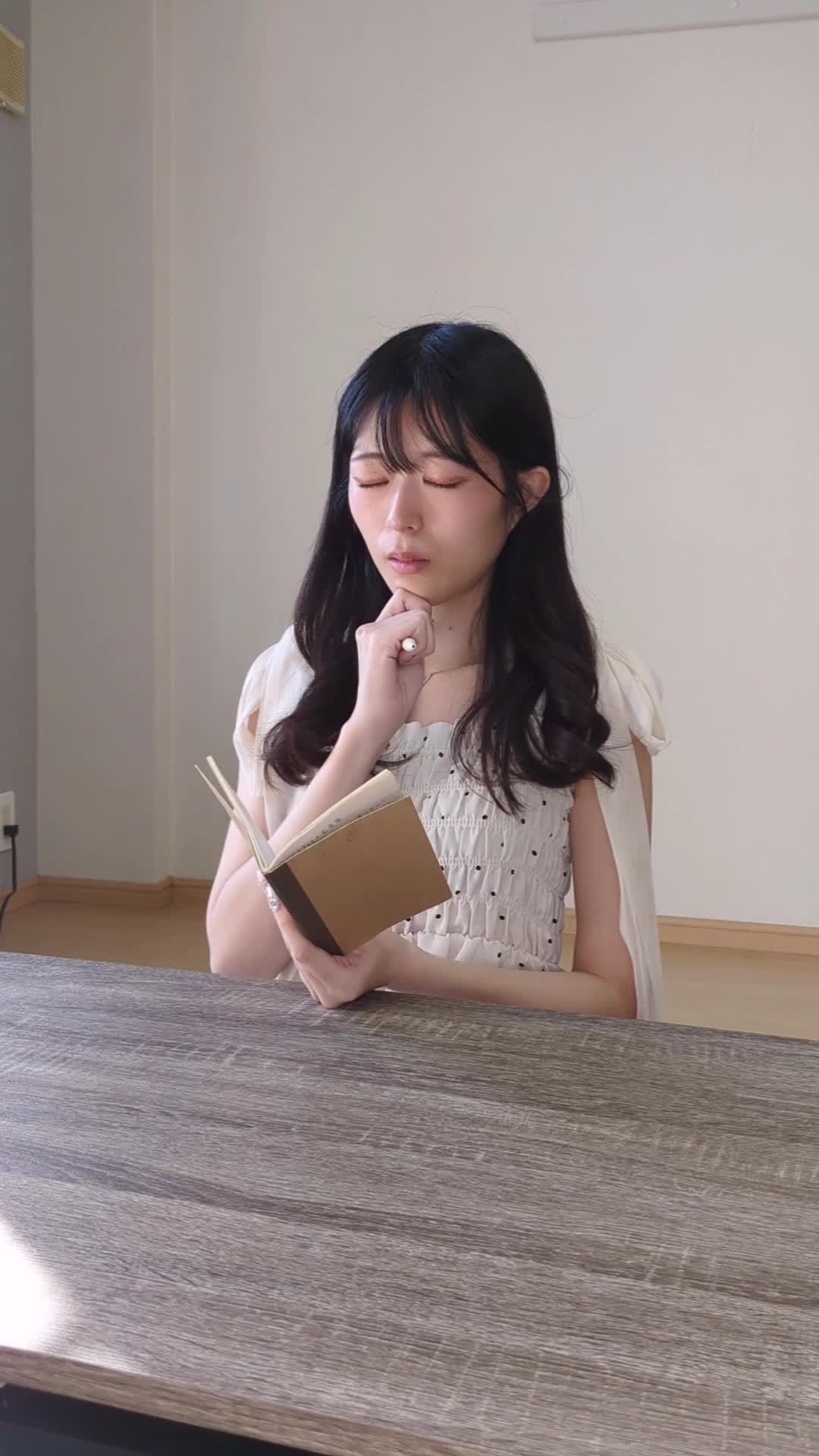 テーブルで手帳を広げ、「予約するならこの日しかない！」とメモを取る様子