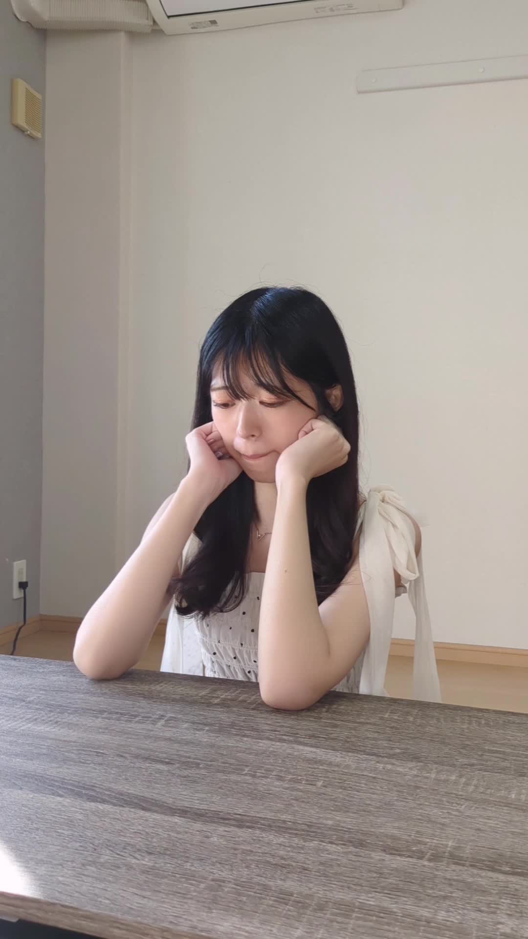 テーブルに肘をつき、「今始めないと後悔しそう」と悩む様子