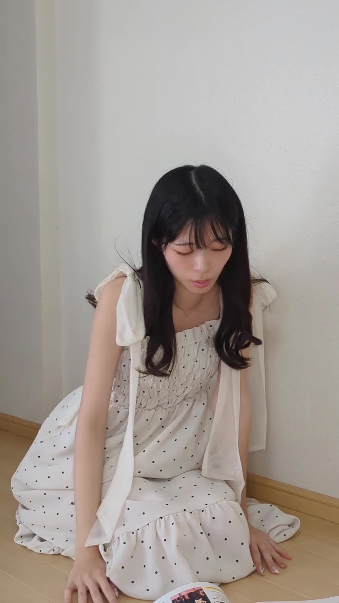 床に雑誌を広げ、「キャンペーン中に行けばお得だな」とじっくり考える表情