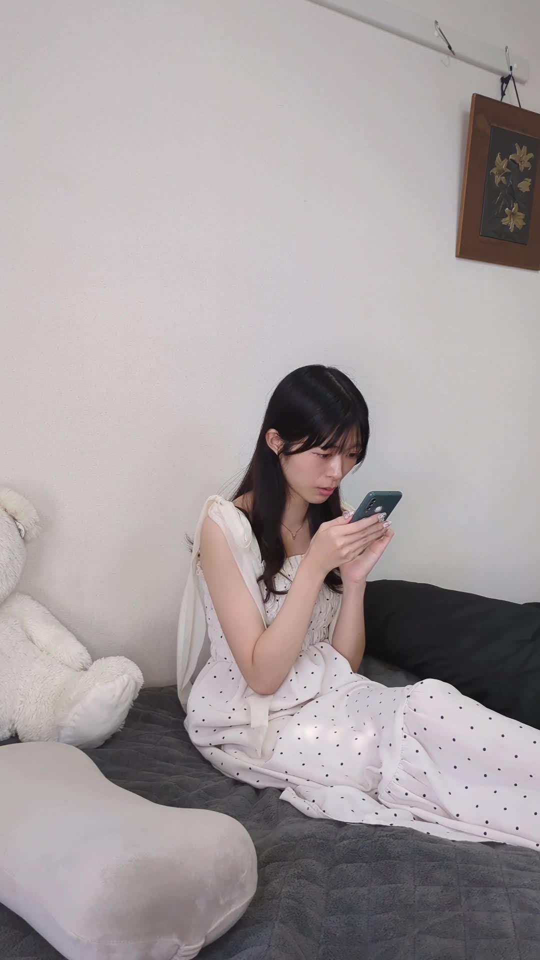 ベッドで脱毛の体験談を読んで、「このチャンスを逃したらもったいない！」と焦る表情