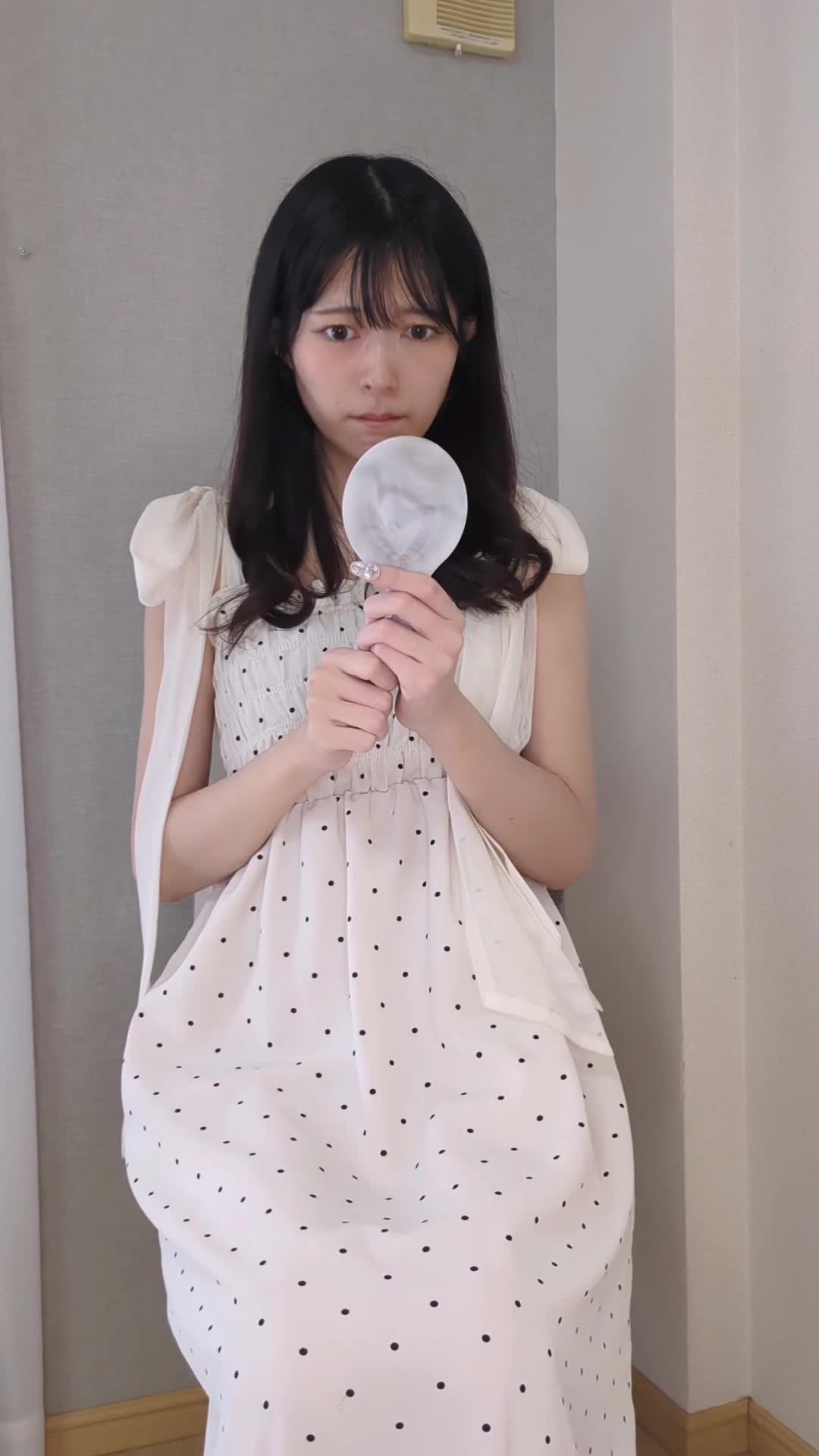 椅子に腰掛け、鏡を見ながら「今始めれば夏に間に合うかも」と決意の表情