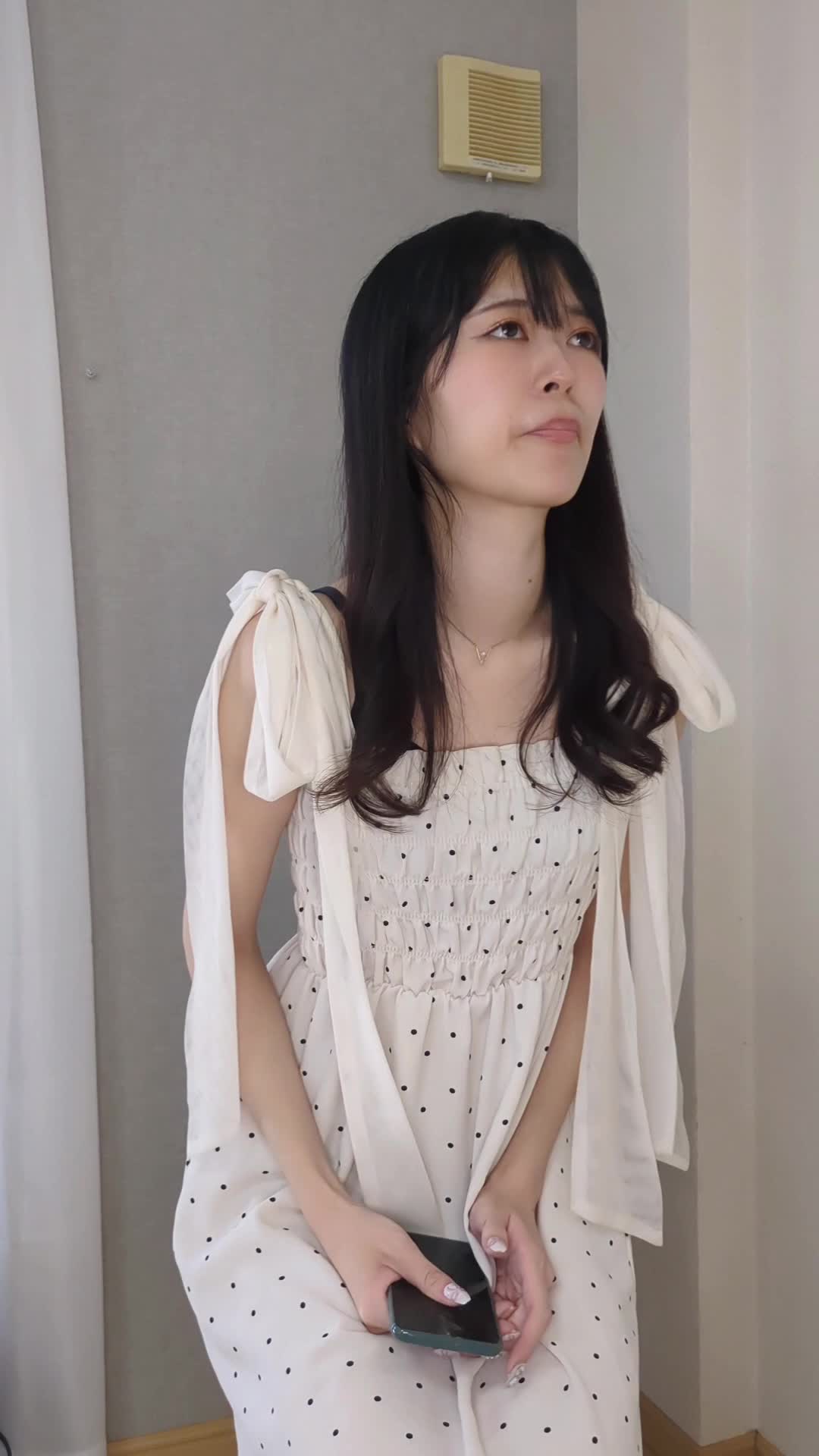 椅子に座り直し、「思い切って今予約しよう！」と自分に言い聞かせる動作