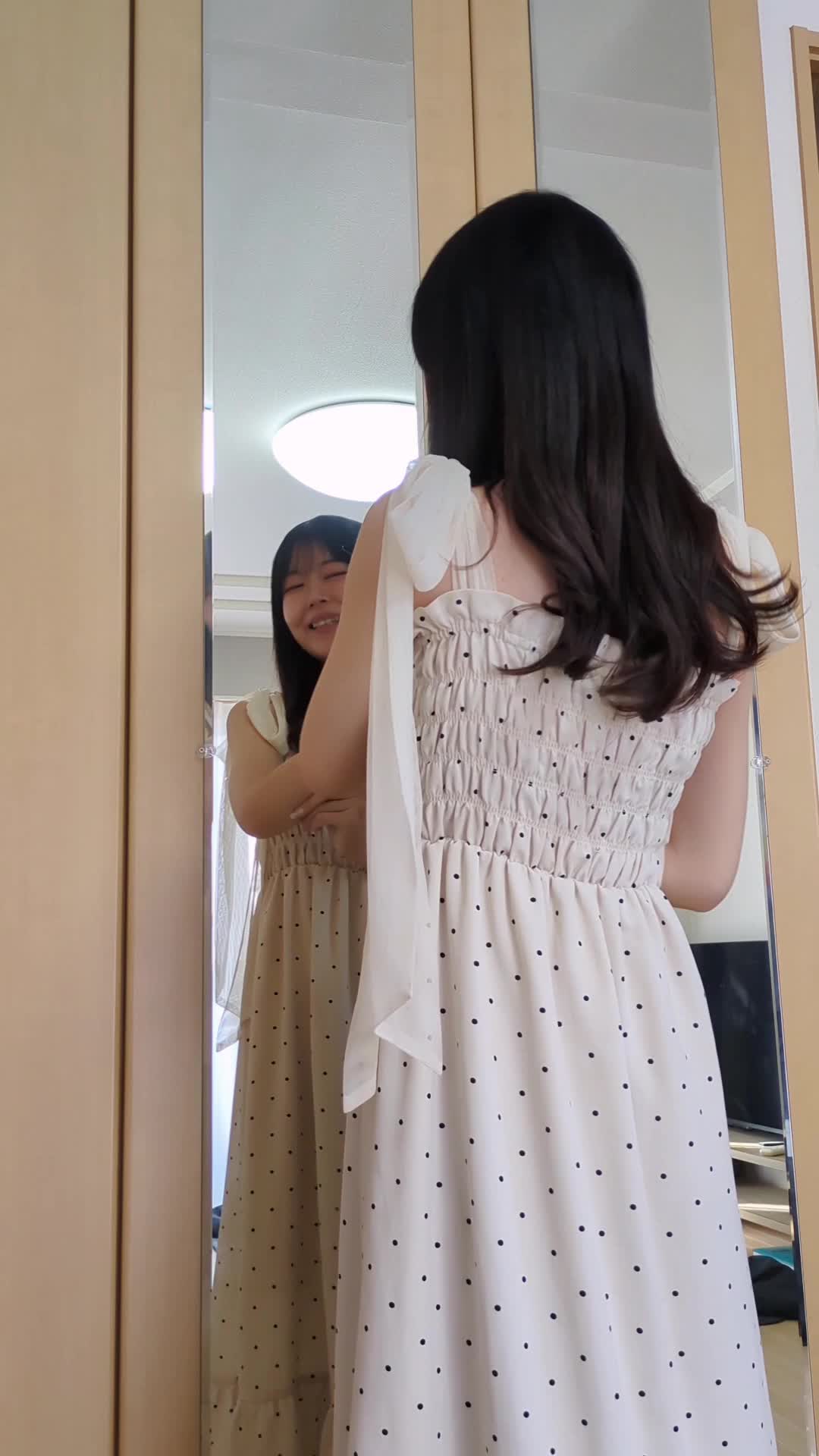 鏡越しに自分の腕を確認し、「急いで始めれば間に合う！」と微笑む姿