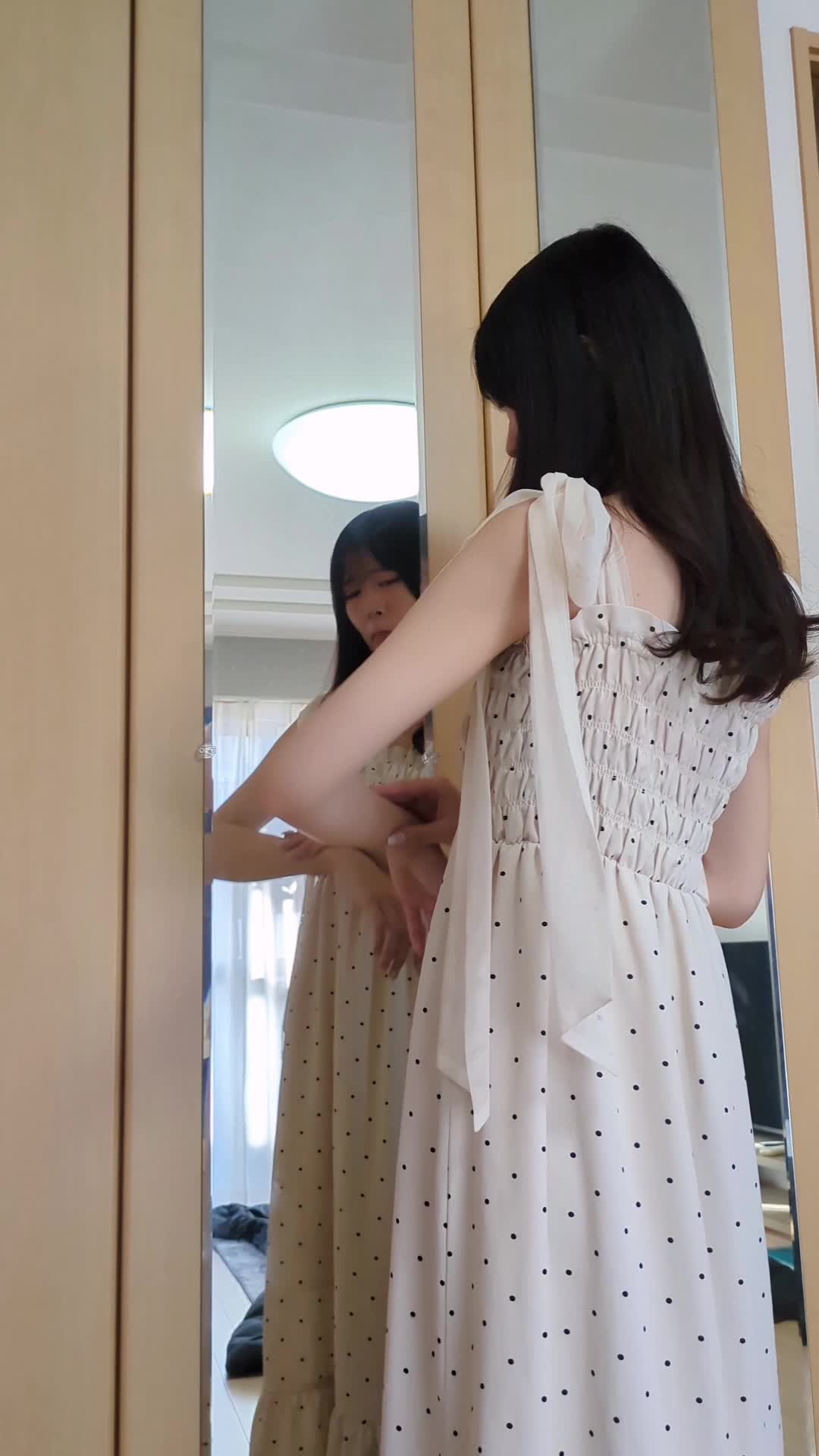 鏡の前で腕をじっと見つめ、「早くツルツルにしたい！」と焦る表情