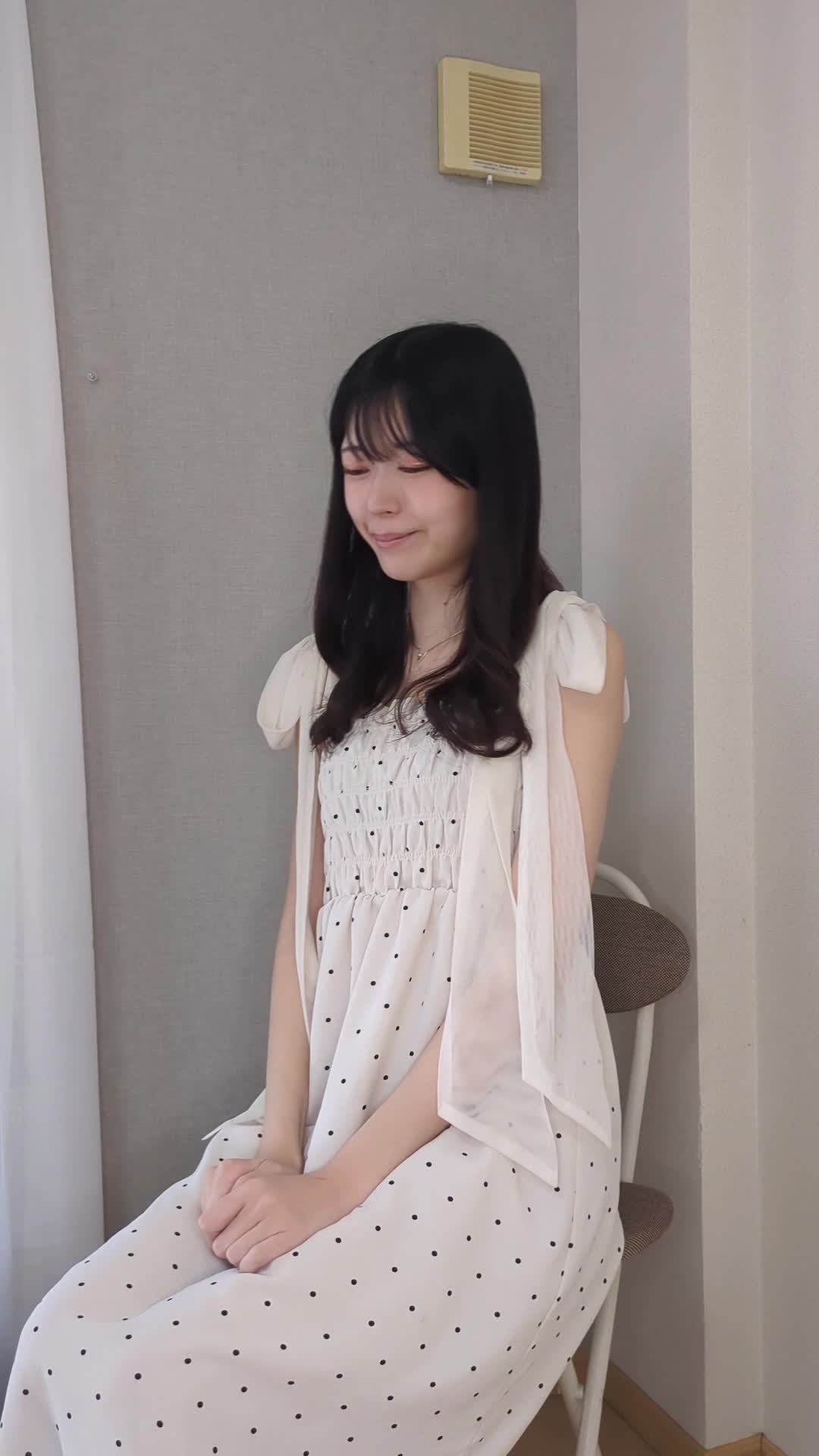 椅子に浅く座り、「今始めれば未来が変わるかも！」と前向きな表情