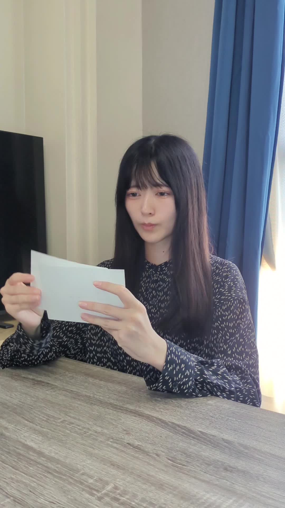 テーブルで車の写真を選び、「これで出品してみよう」と自信を持つ仕草