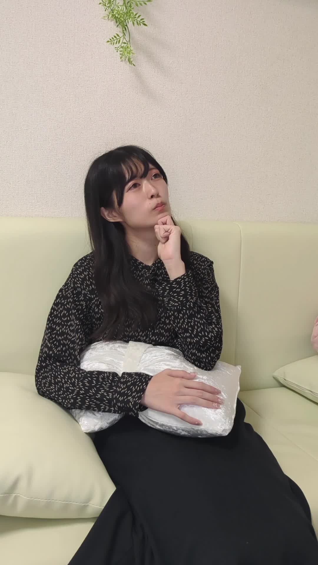 ソファに深く腰掛け、「査定額を上げるためのコツって？」と考え込む姿