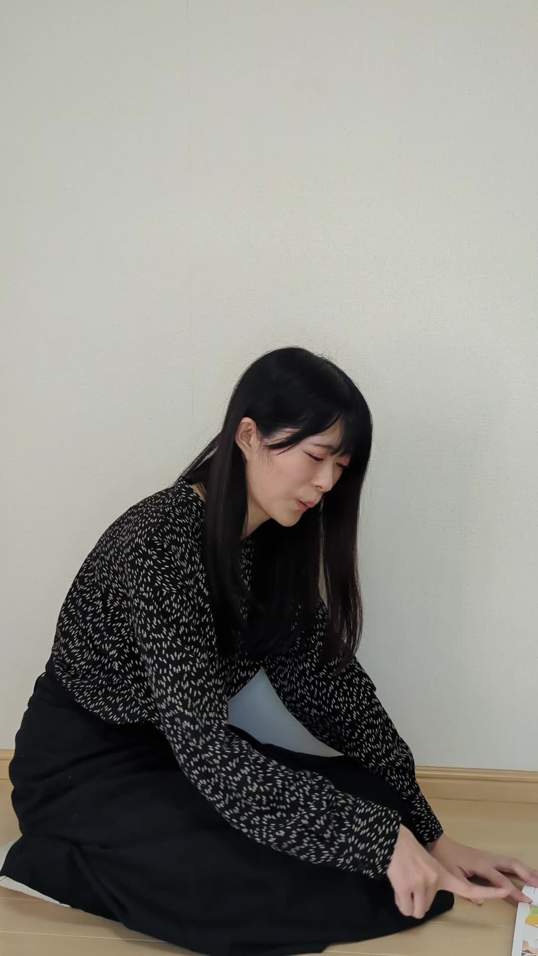 床で雑誌を広げ、「次に乗りたい車はこれ！」と指差す仕草