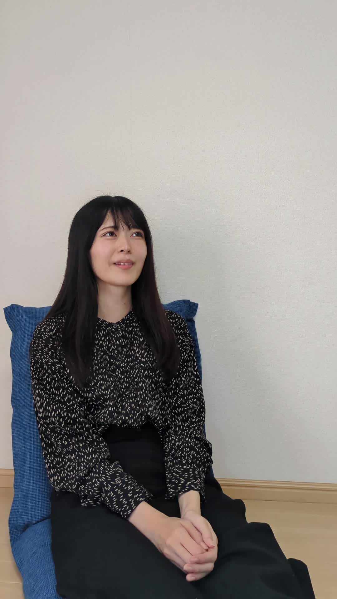椅子に浅く座り、「これでいける！」と意気込む表情