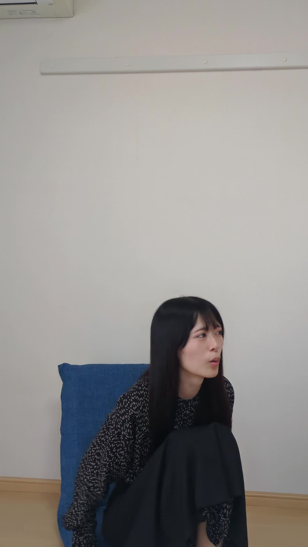 椅子に立ち上がり、「売った後に何をしようか」と考え込む様子