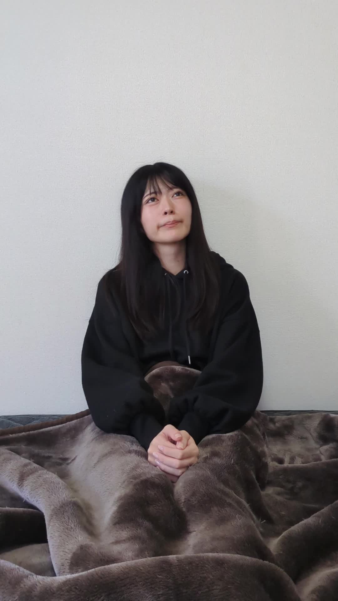 ベッドで脚を伸ばし、「次のドライブ用に何を買おうかな」と夢見る表情