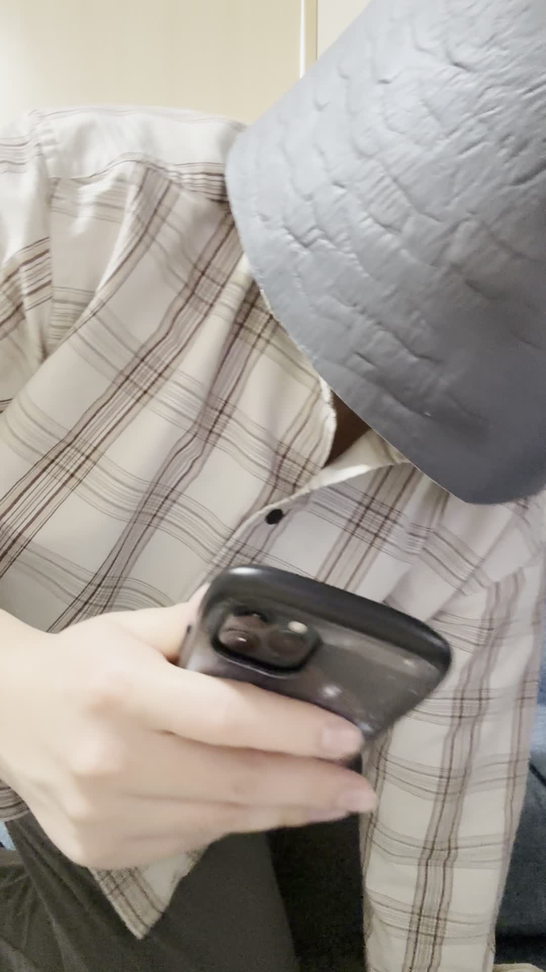 椅子に浅く腰掛け、「クーポンを適用してさらにお得に」とスマホを操作する姿
