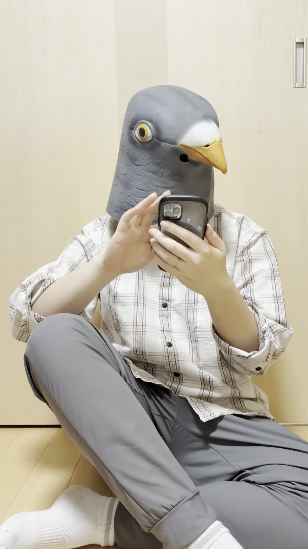 床で膝を崩して座り、「新しいアイテムの到着を待ちながらワクワクする」仕草