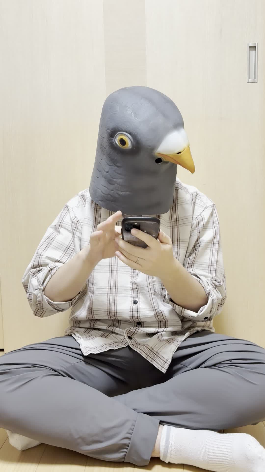 床で商品レビューを書きながら、「他の人にもこれを勧めたい」と感じる動作