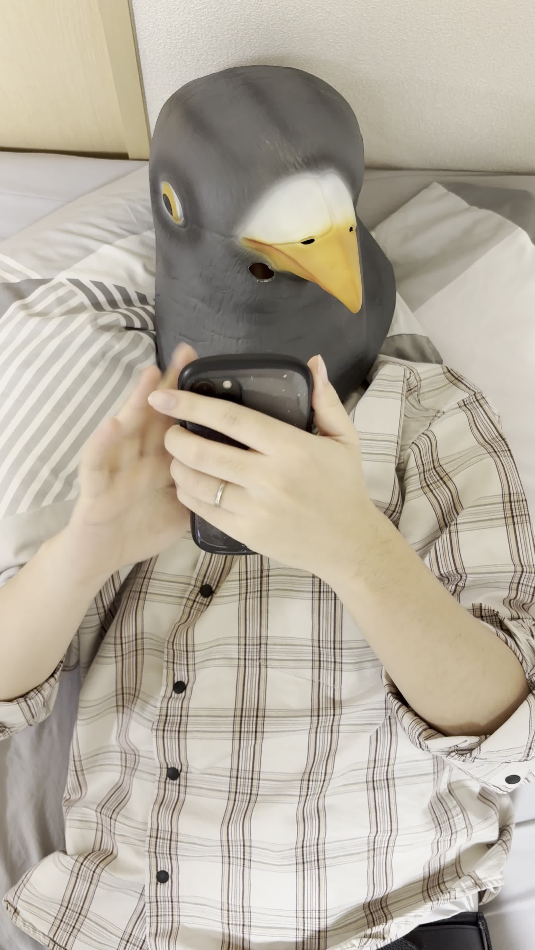 ベッドで横になり、「夜中に気になる商品を検索してしまう」楽しそうな表情