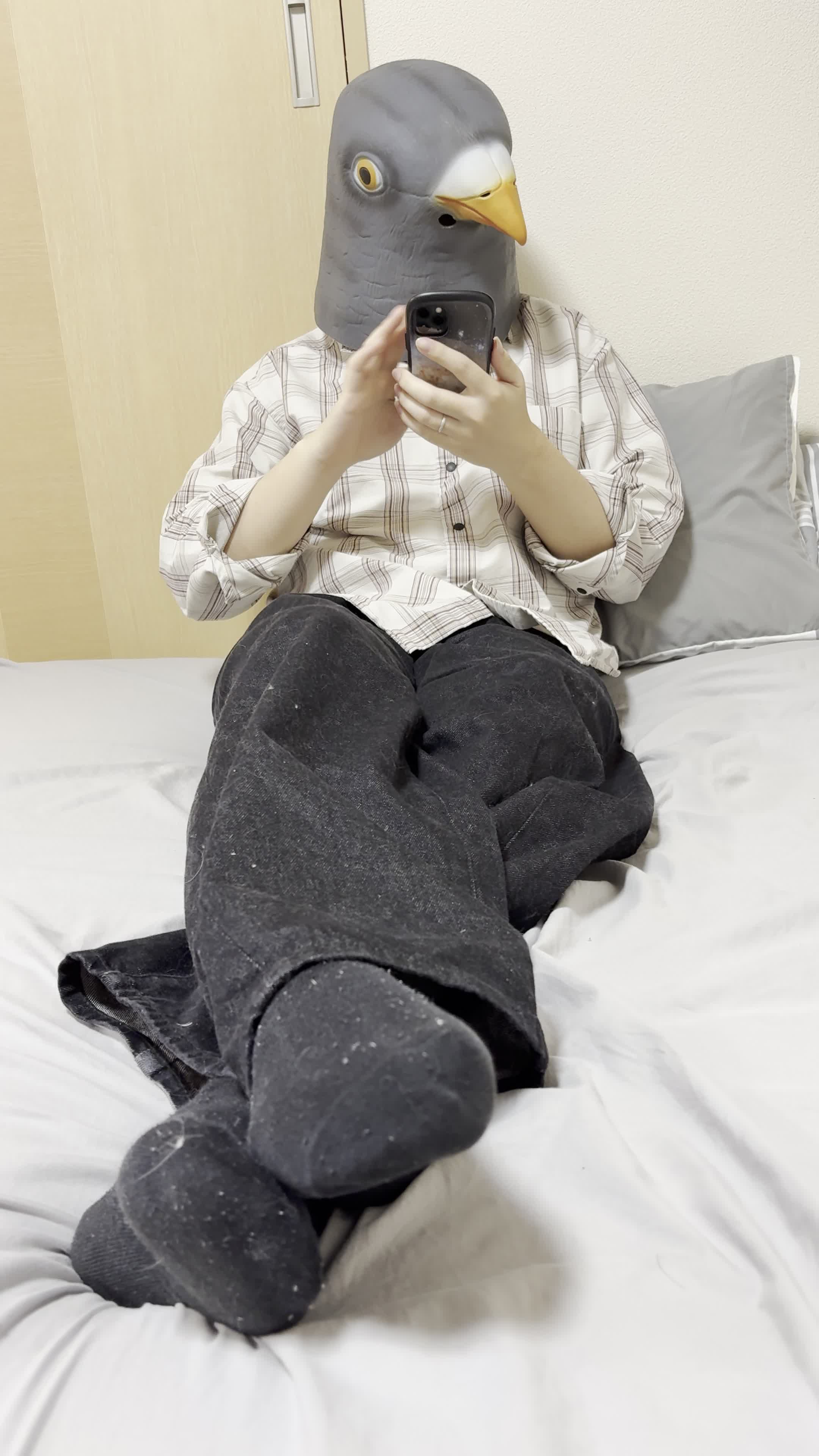ベッドで脚を伸ばし、「限定商品の在庫が残っているのを発見して喜ぶ」様子